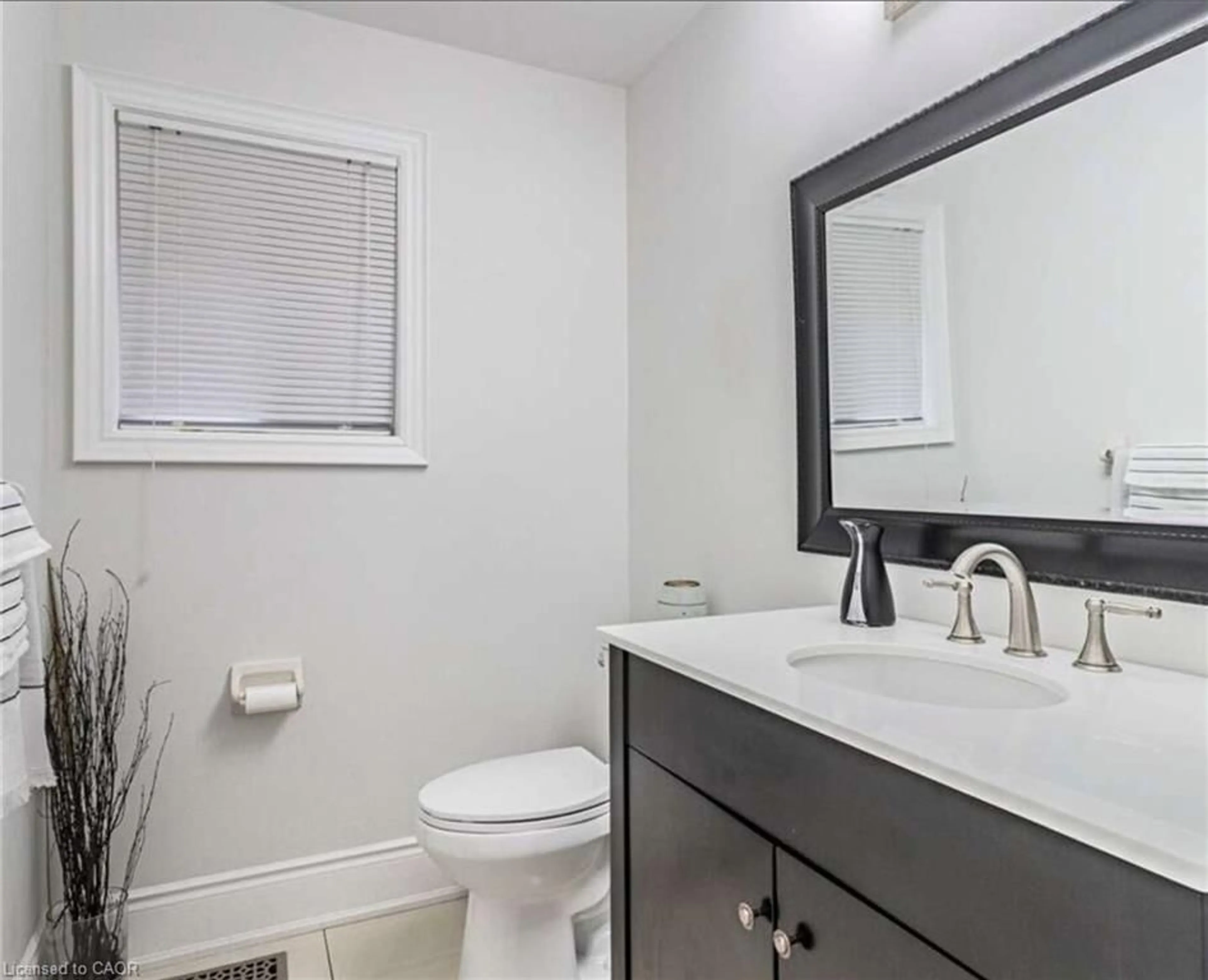 Standard bathroom, unknown for Ave, Mississauga Ontario L5M 7L7