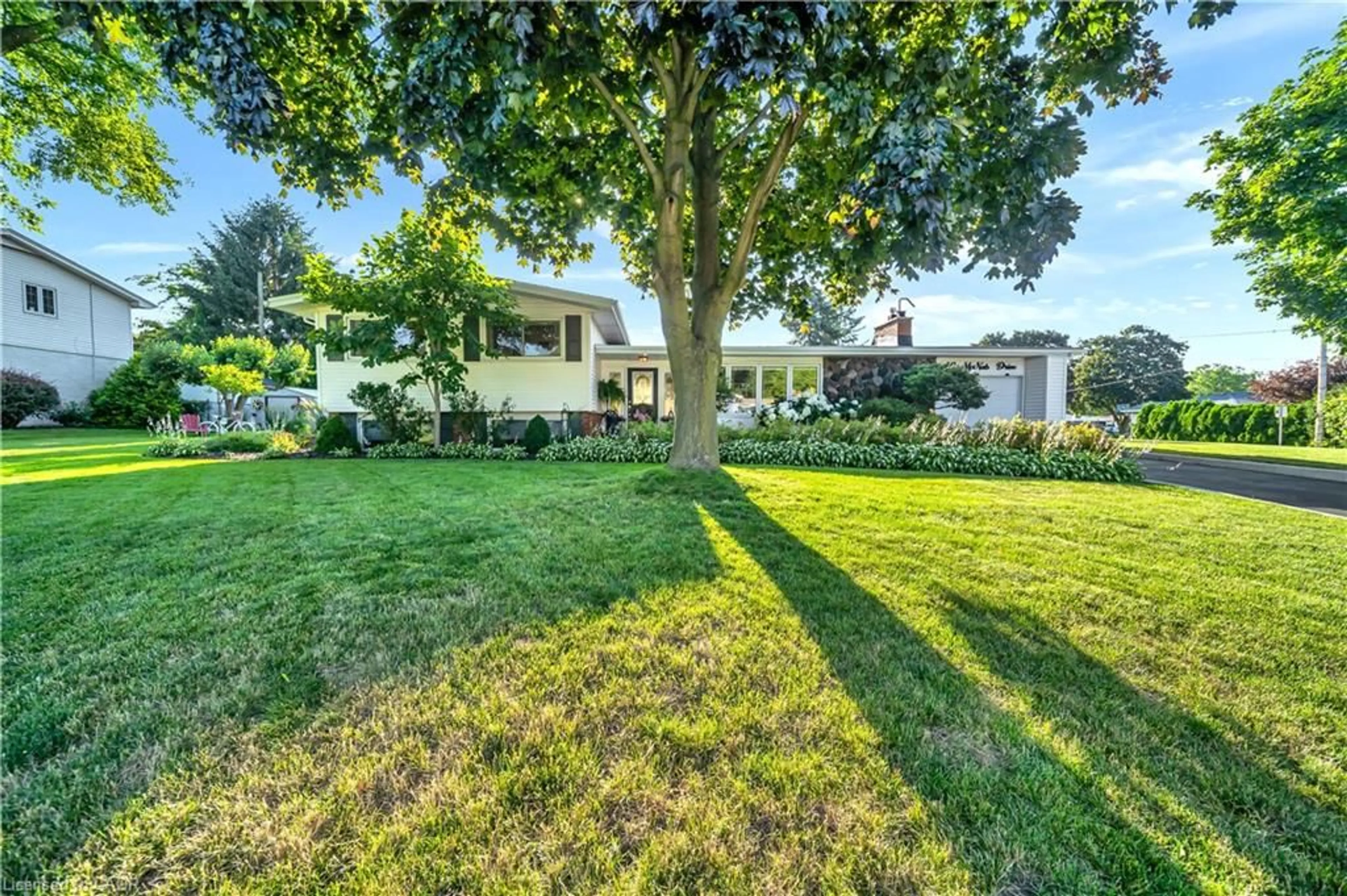 A pic from outside/outdoor area/front of a property/back of a property/a pic from drone, street for Dr, Grimsby Ontario L3M 2Y6