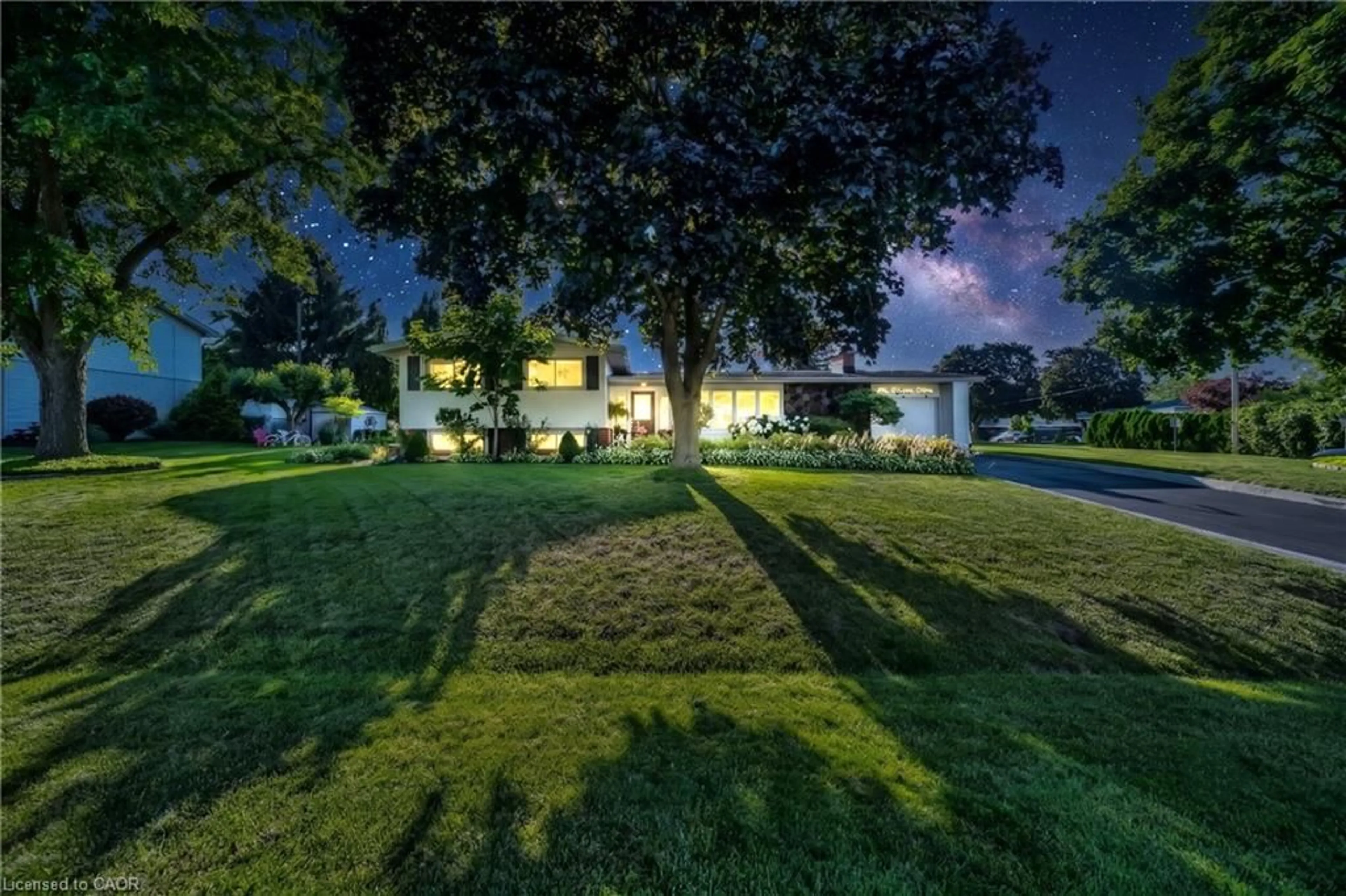 A pic from outside/outdoor area/front of a property/back of a property/a pic from drone, street for Dr, Grimsby Ontario L3M 2Y6