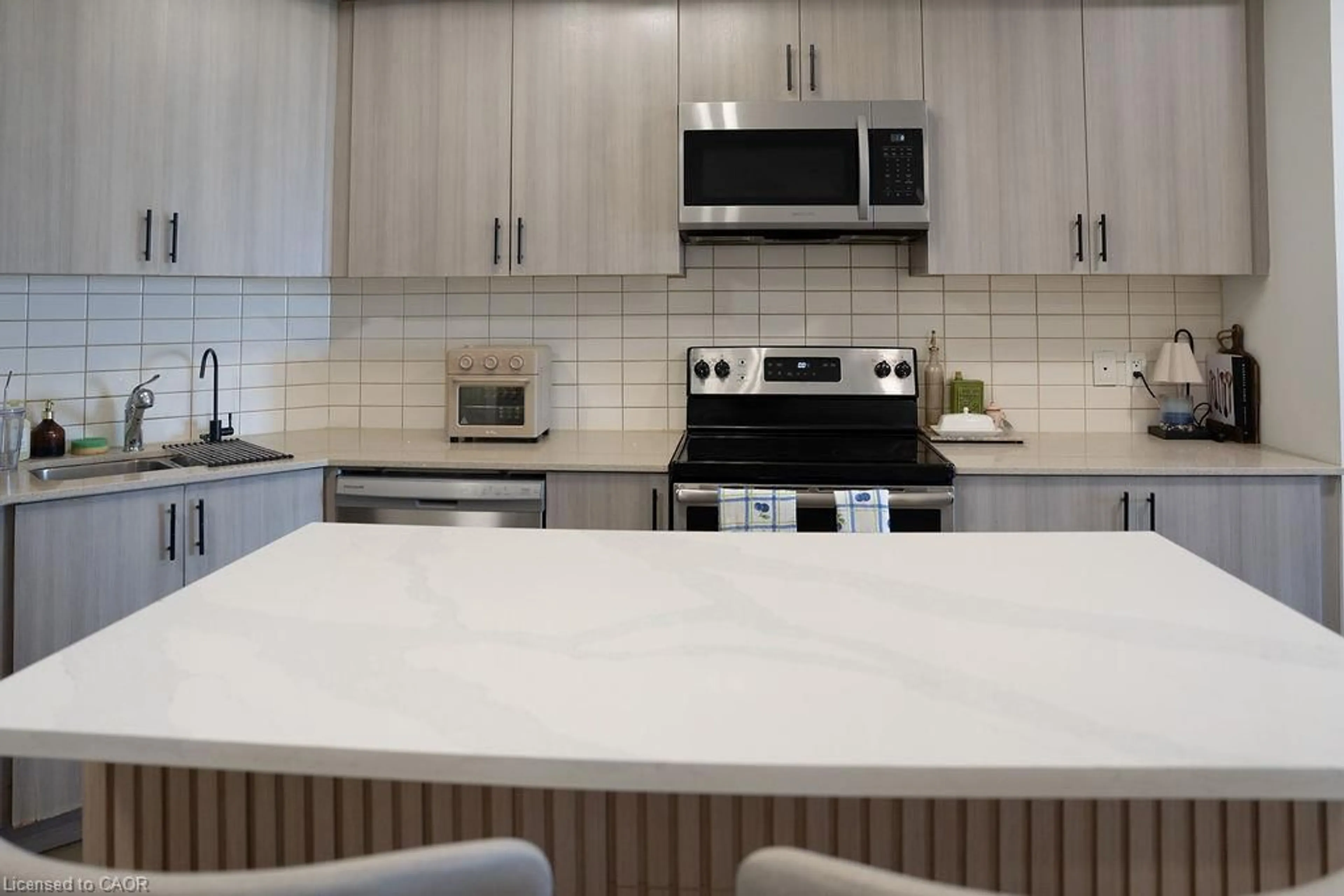 Open concept kitchen, ceramic/tile floor for Rd, Grimsby Ontario L3M 0G3