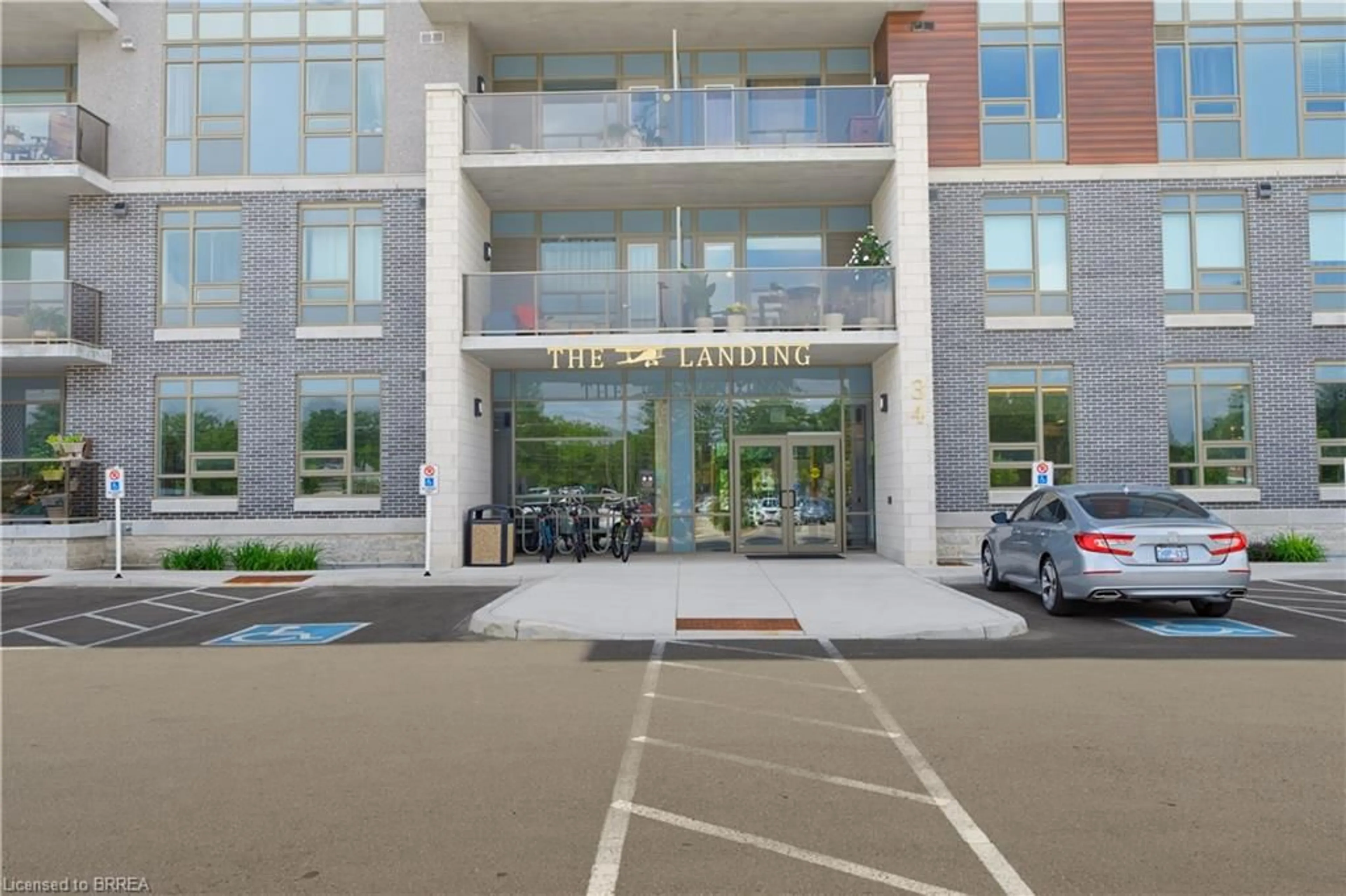 Indoor foyer for 34 Norman St #211, Brantford Ontario N3R 2Y1