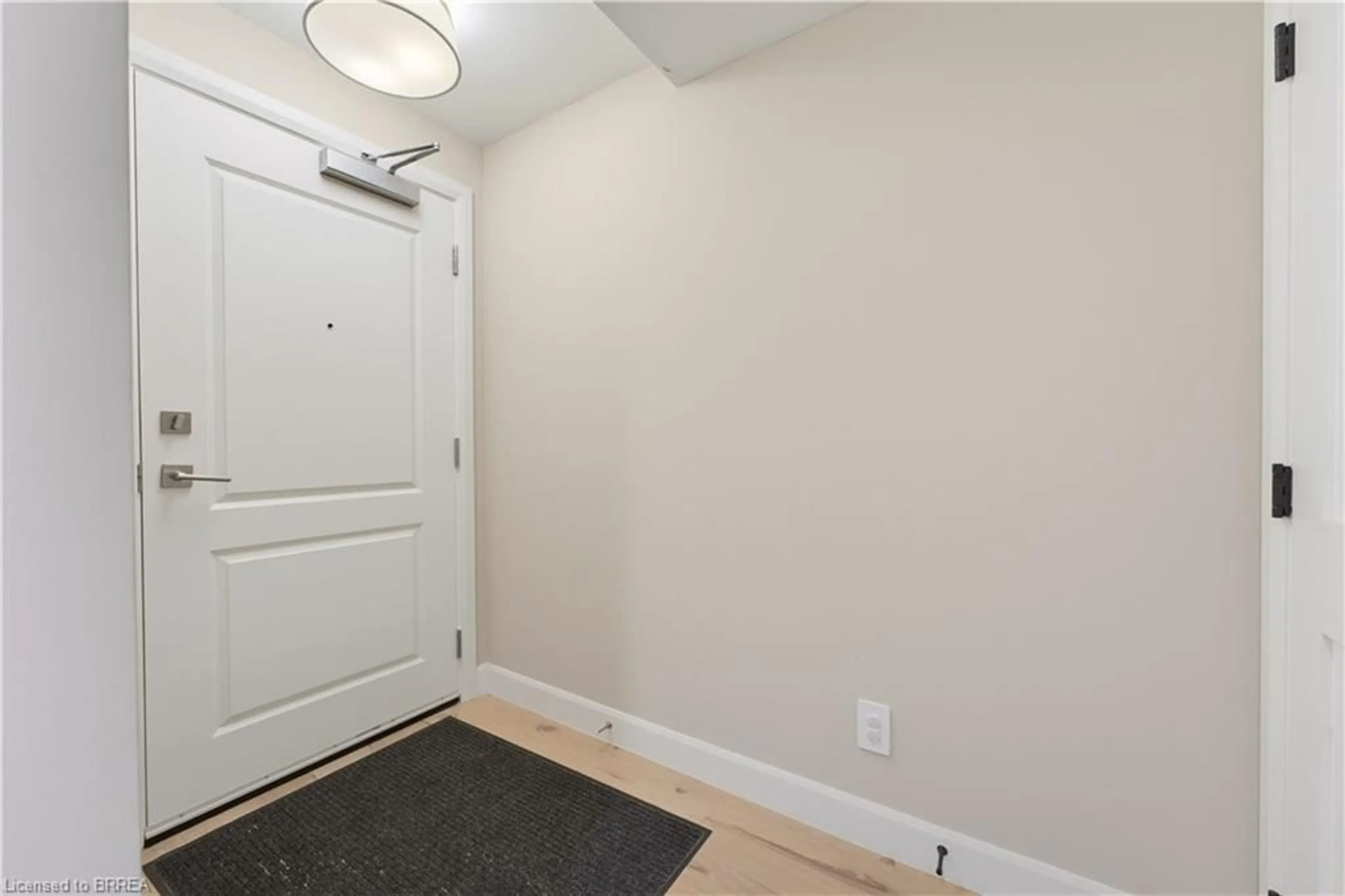Indoor entryway for 34 Norman St #211, Brantford Ontario N3R 2Y1