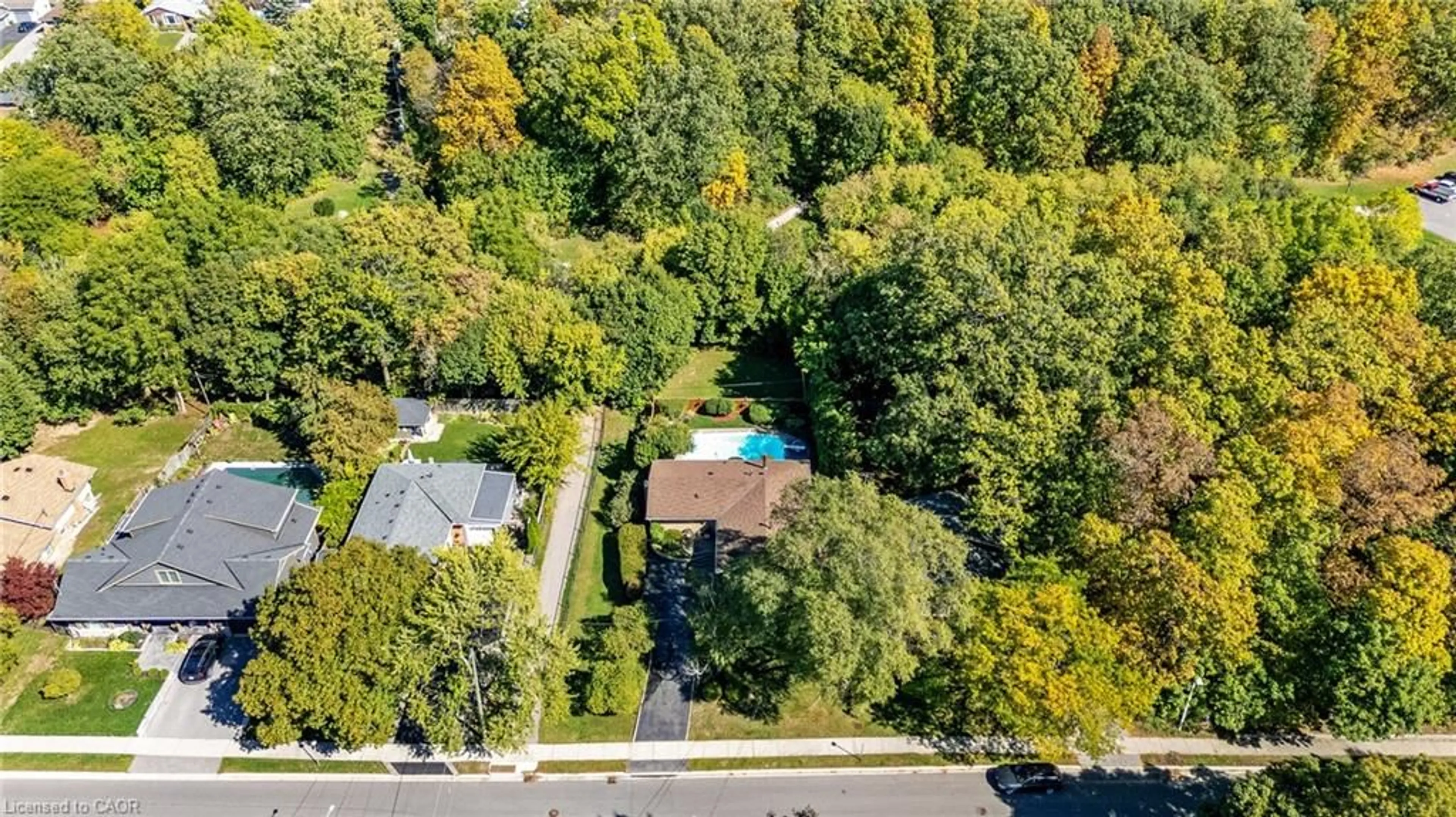 A pic from outside/outdoor area/front of a property/back of a property/a pic from drone, street for 391 Bell St, Milton Ontario L9T 2B2