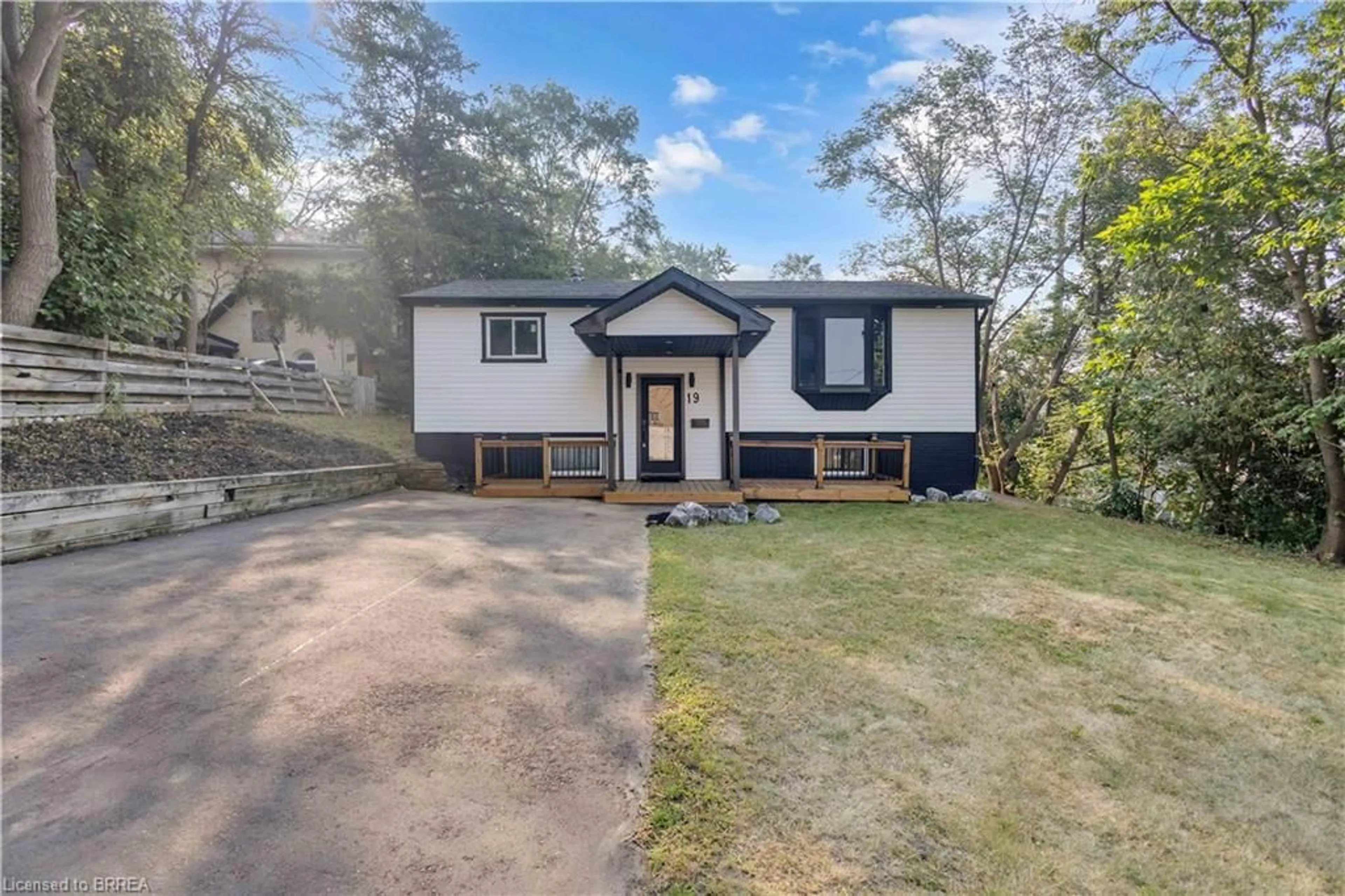 A pic from outside/outdoor area/front of a property/back of a property/a pic from drone, street for 19 Broad St, Brantford Ontario N3R 7E1