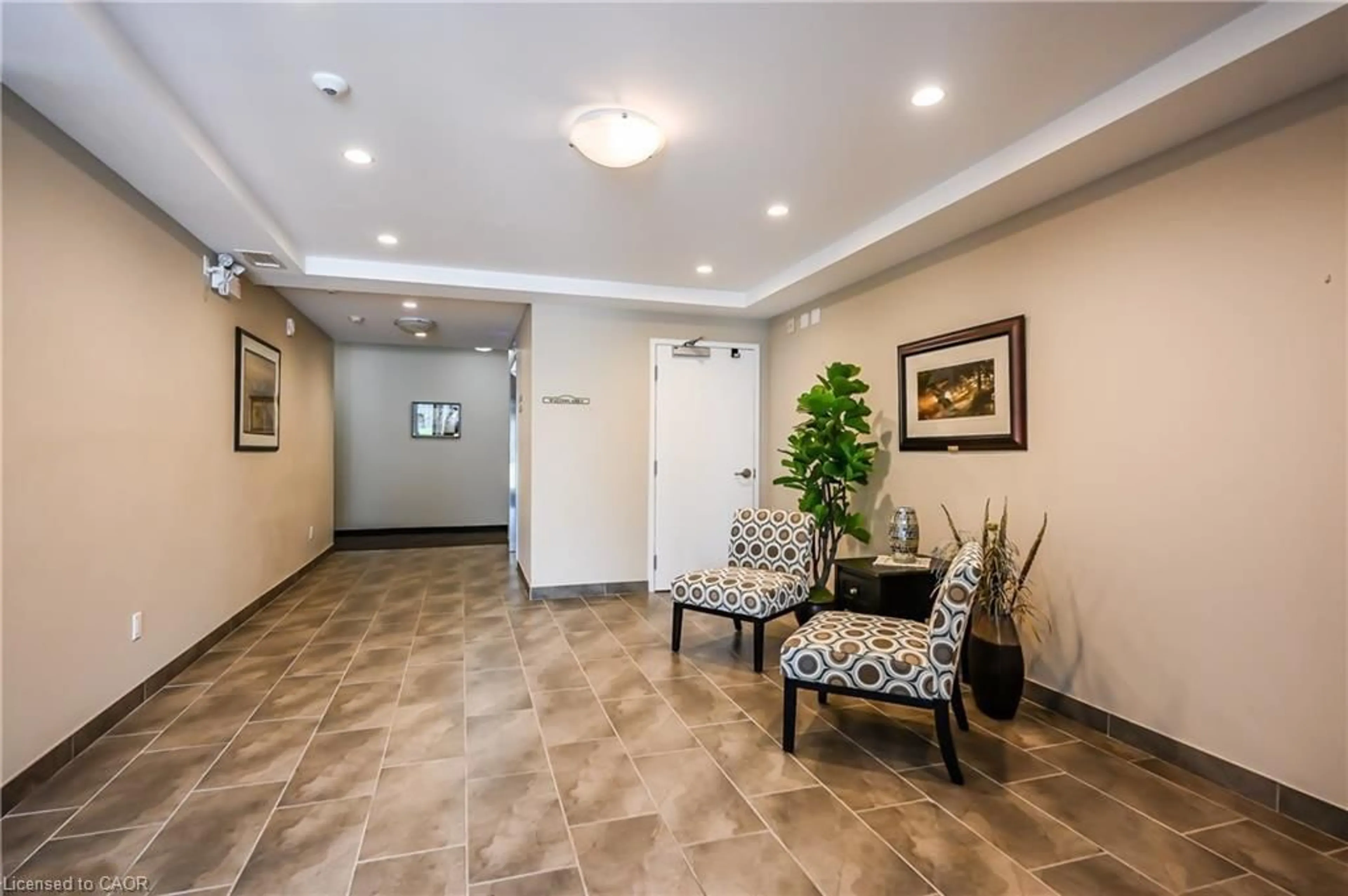 Indoor foyer for 14 Saunders Dr #307, Jarvis Ontario N0A 1J0