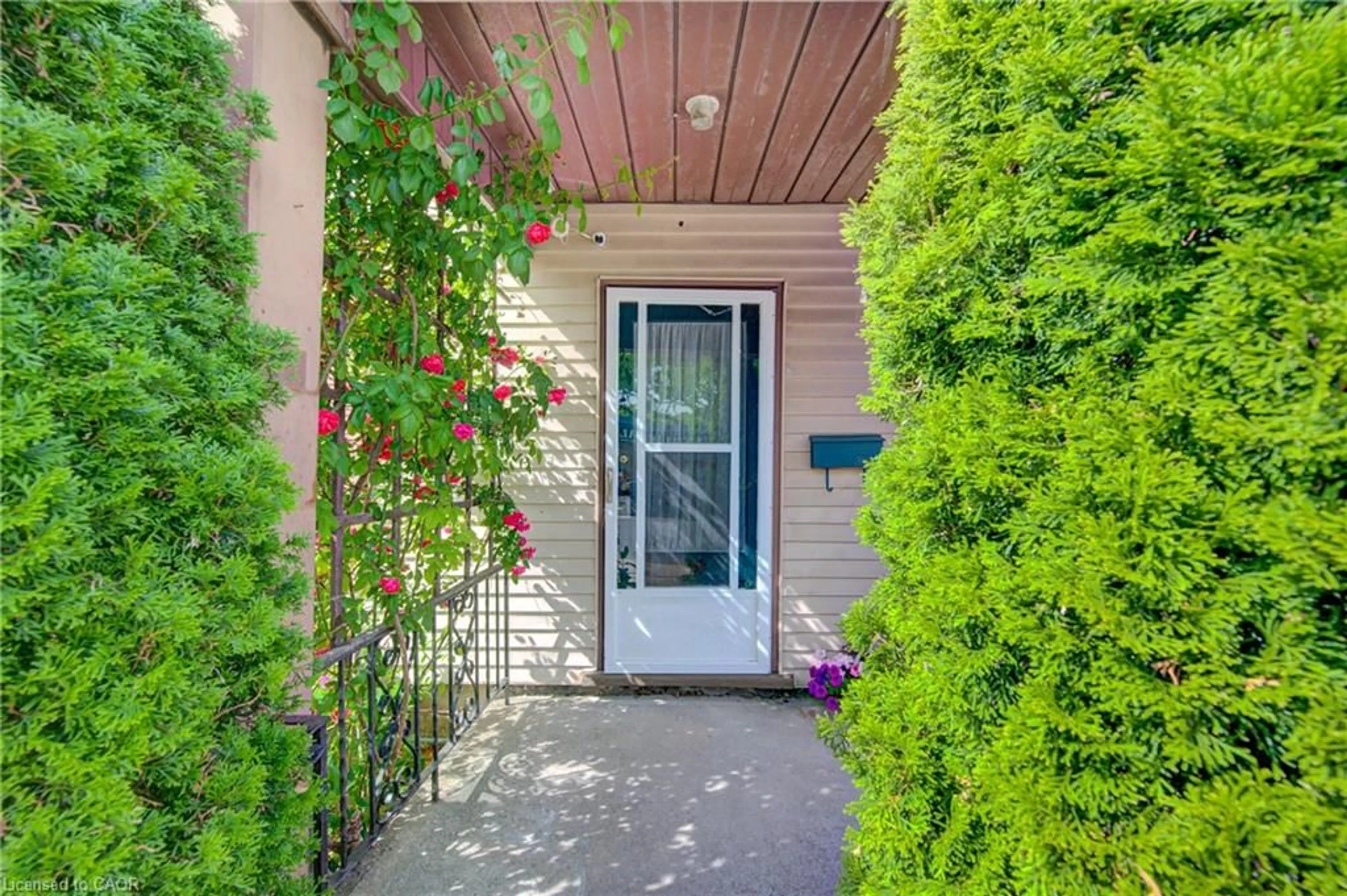 Indoor entryway for 39 Kerr St, Cambridge Ontario N1R 4A4