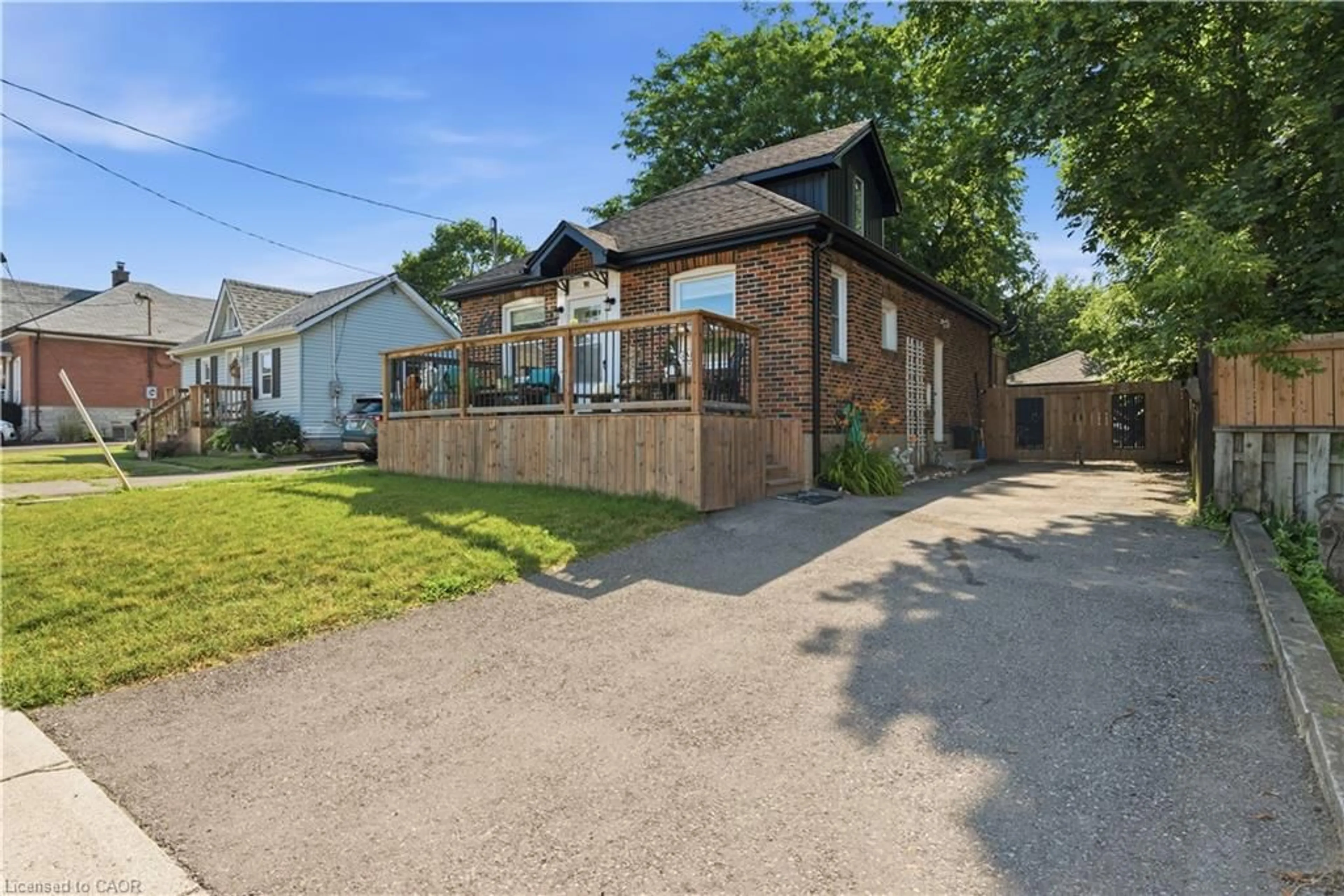 A pic from outside/outdoor area/front of a property/back of a property/a pic from drone, street for 91 Lyons Ave, Brantford Ontario N3R 4R3