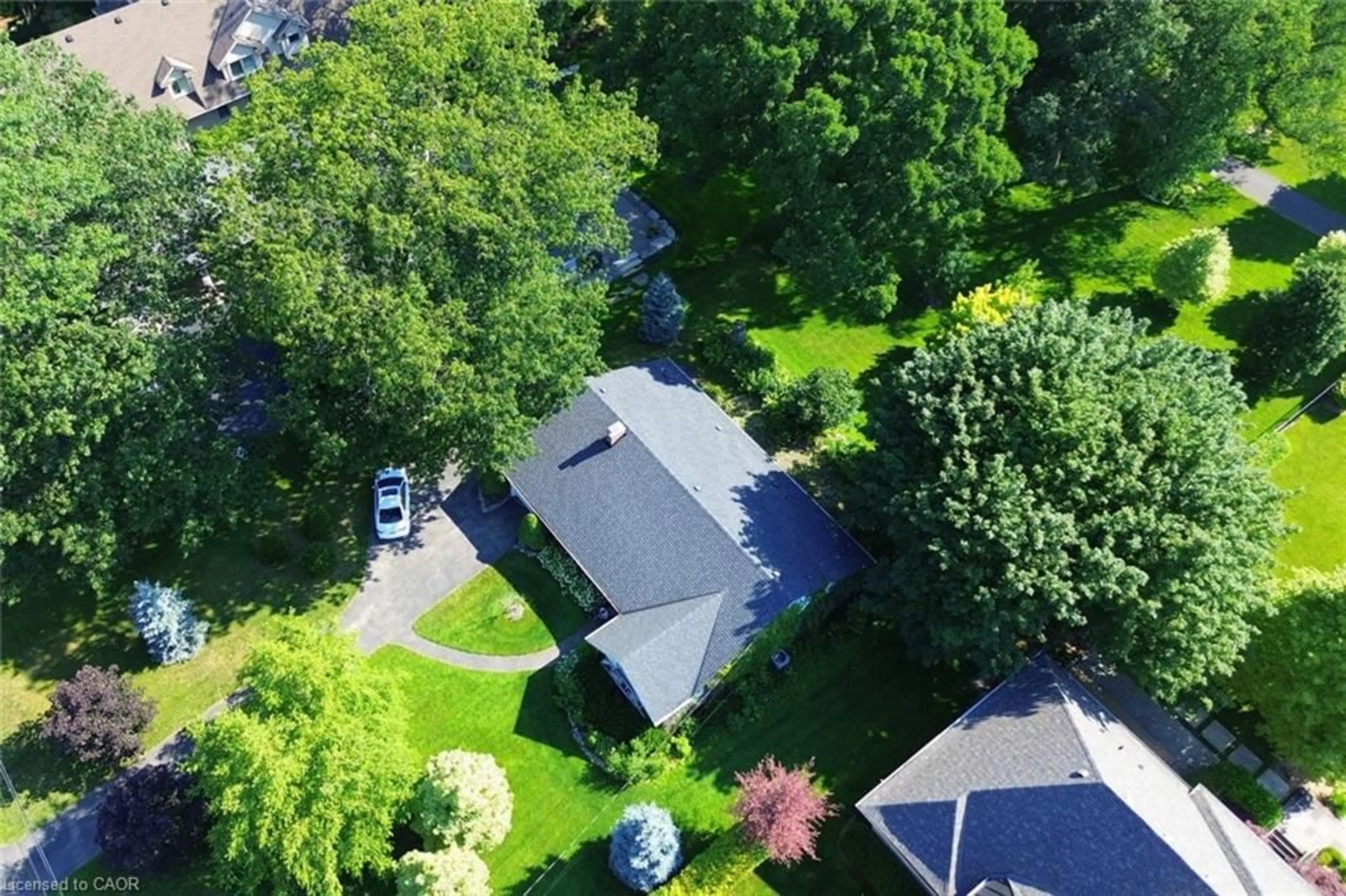 A pic from outside/outdoor area/front of a property/back of a property/a pic from drone, street for 93 St Margarets Rd, Ancaster Ontario L9G 2L1