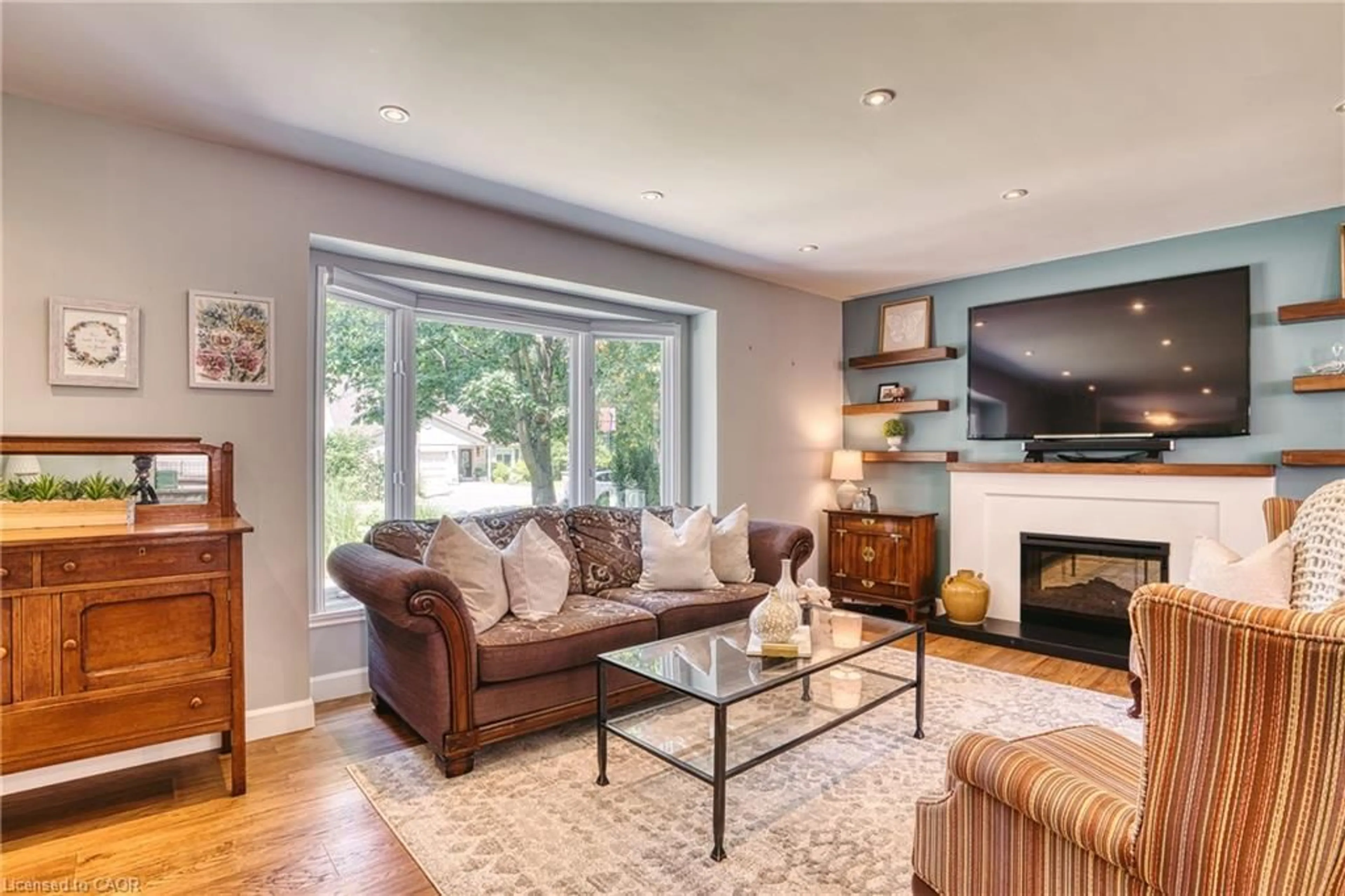 Living room with furniture, wood/laminate floor for 127 Blenheim Rd, Cambridge Ontario N1S 1G4