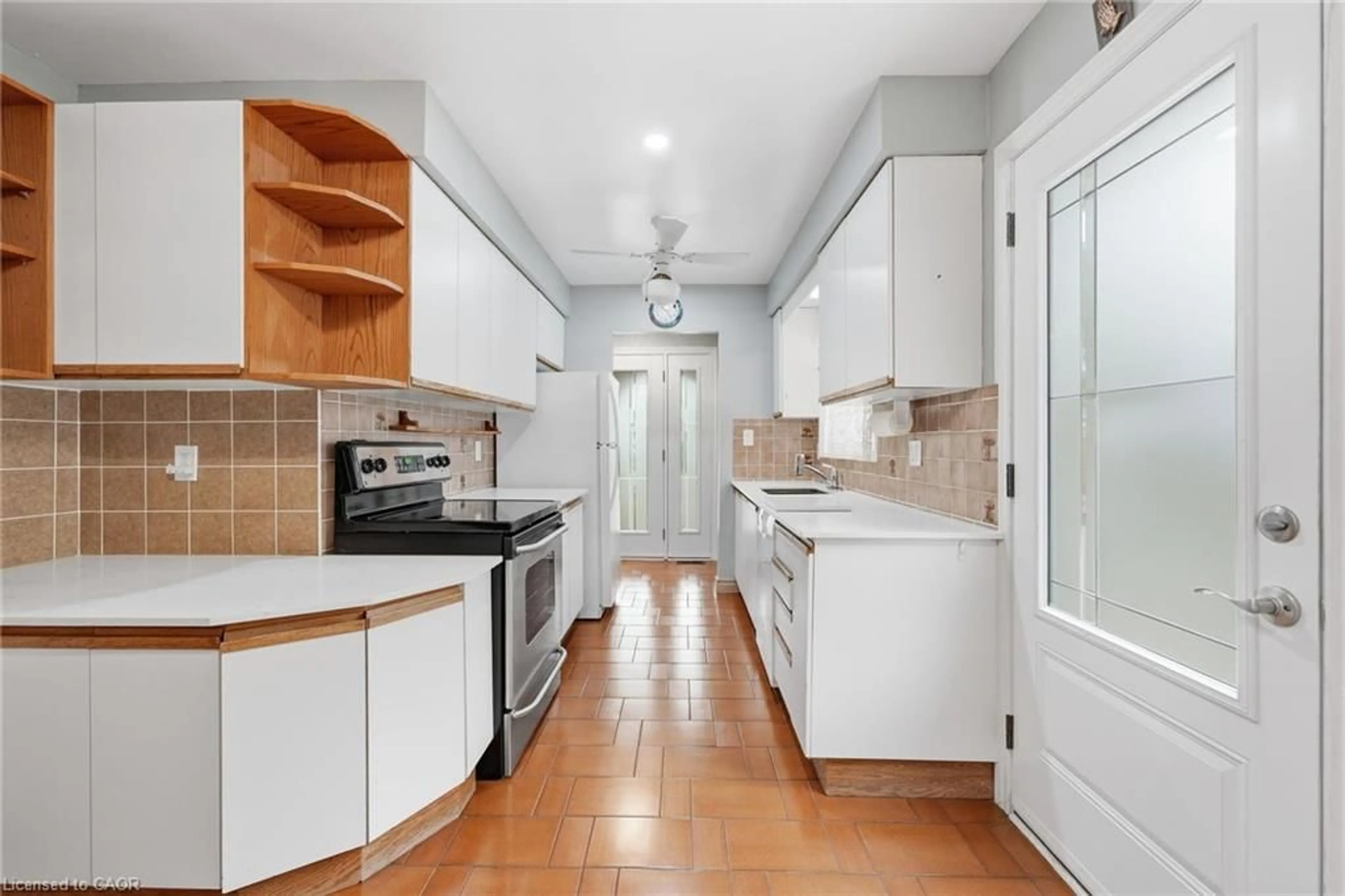 Standard kitchen, ceramic/tile floor for 303 Wendover Dr, Hamilton Ontario L9C 5X5