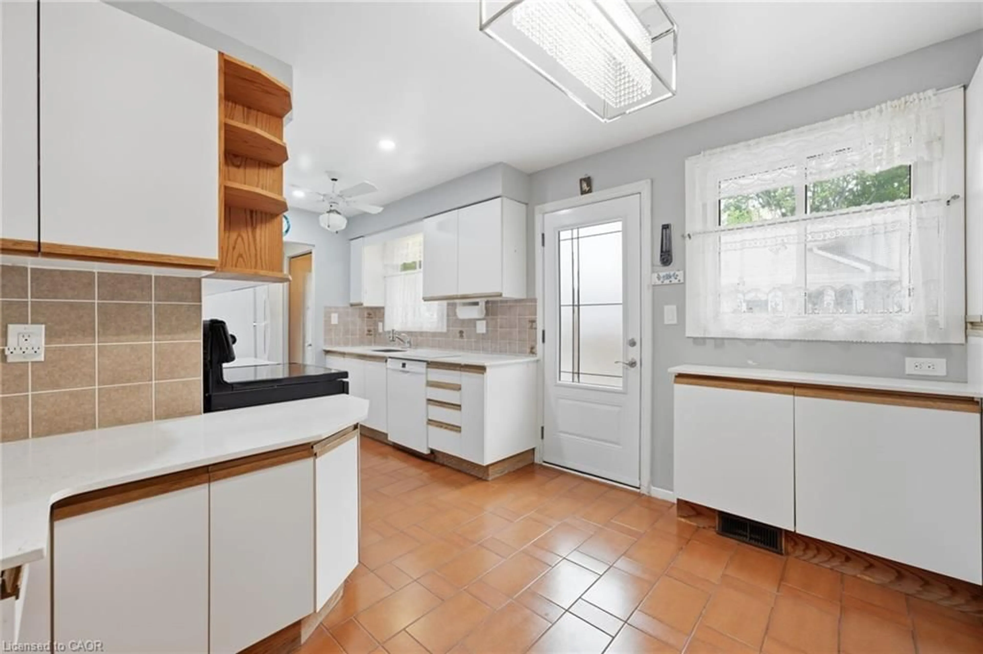 Open concept kitchen, ceramic/tile floor for 303 Wendover Dr, Hamilton Ontario L9C 5X5