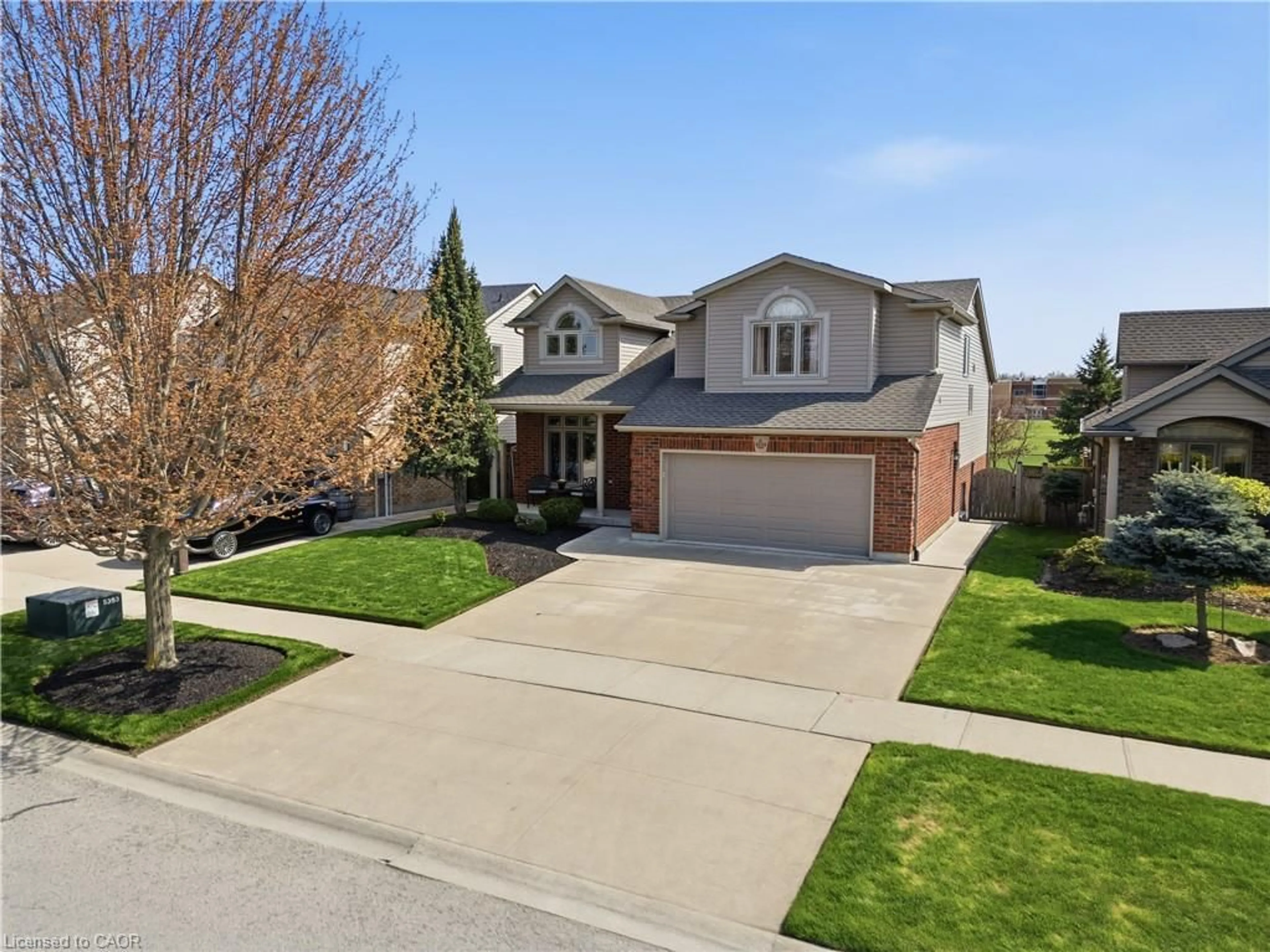 A pic from outside/outdoor area/front of a property/back of a property/a pic from drone, street for Dr, Niagara Falls Ontario L2H 3N7