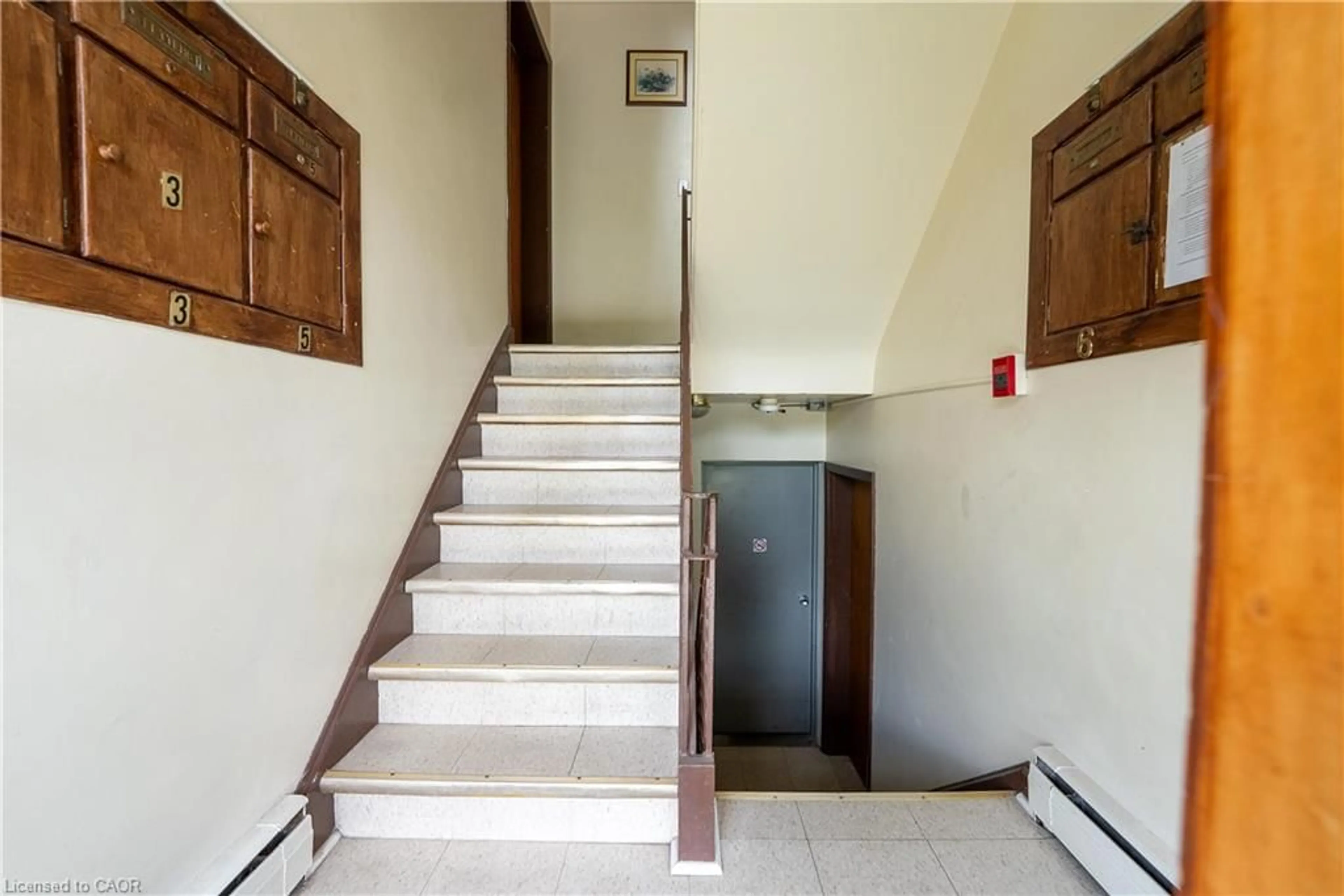 Indoor foyer for 282 Ottawa St, Kitchener Ontario N2G 3T6