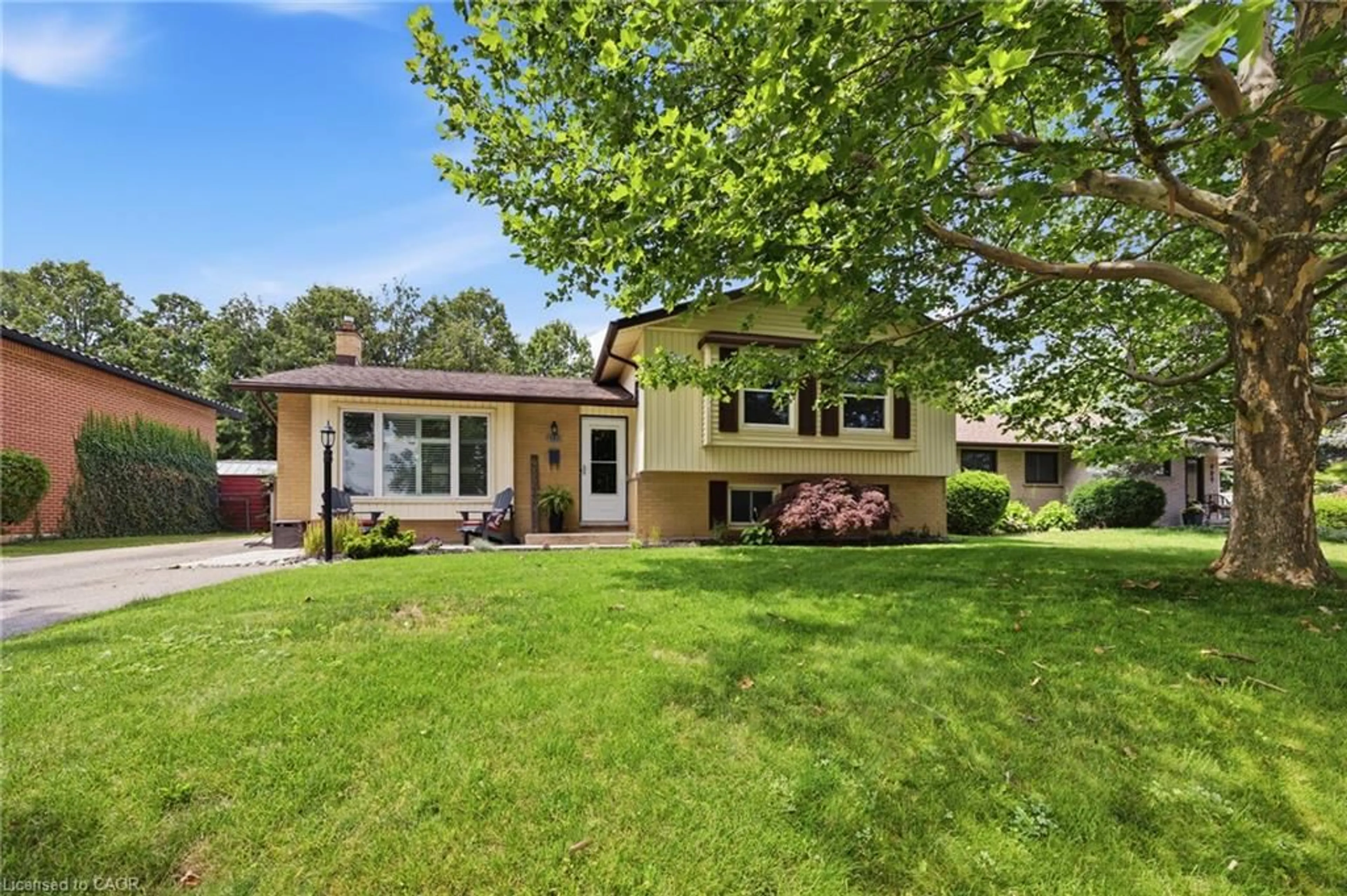Home with vinyl exterior material, street for 987 Nesbitt Cres, Woodstock Ontario N4S 7N9