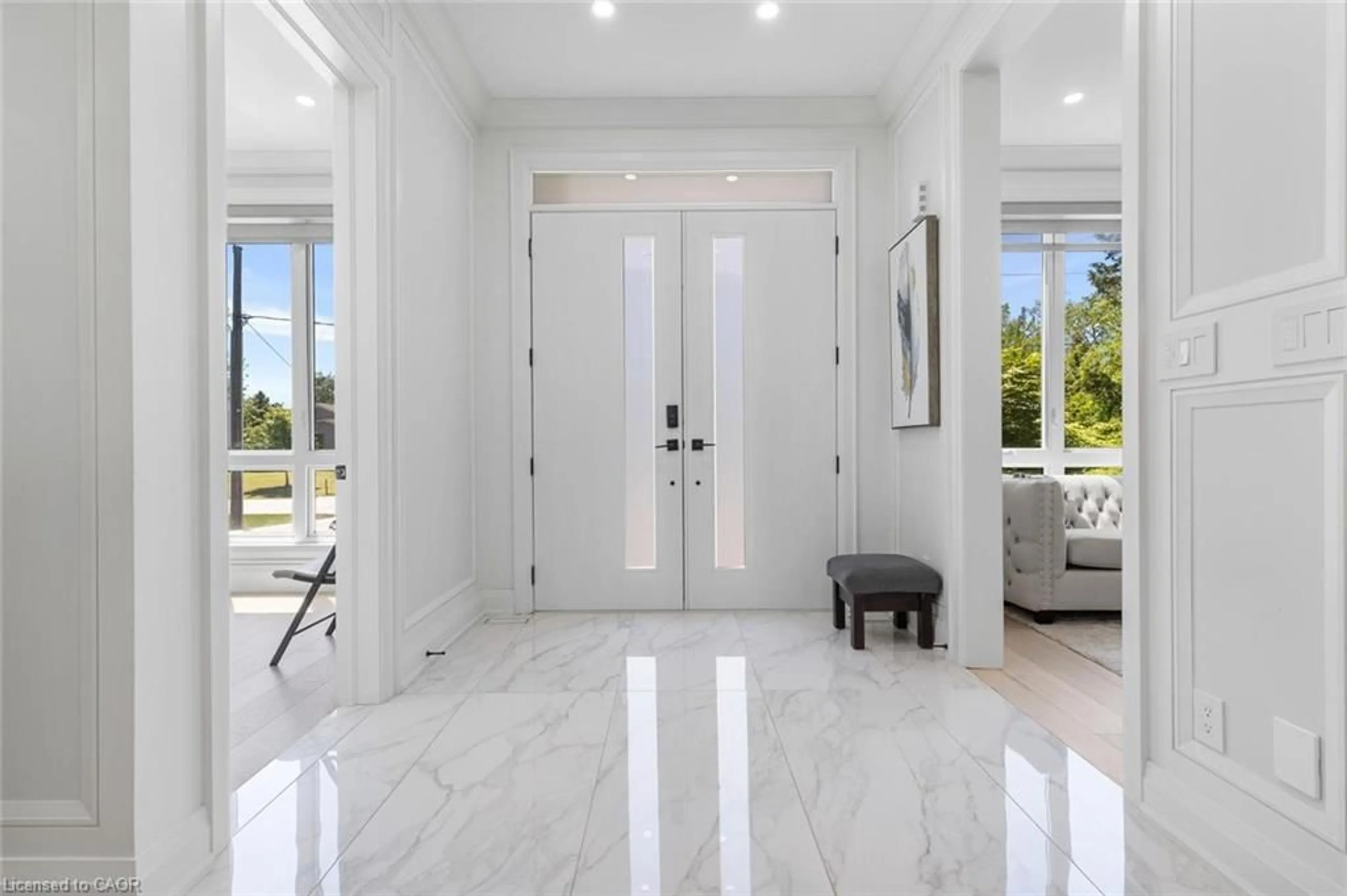 Indoor entryway for Pl, Oakville Ontario L6L 4E7