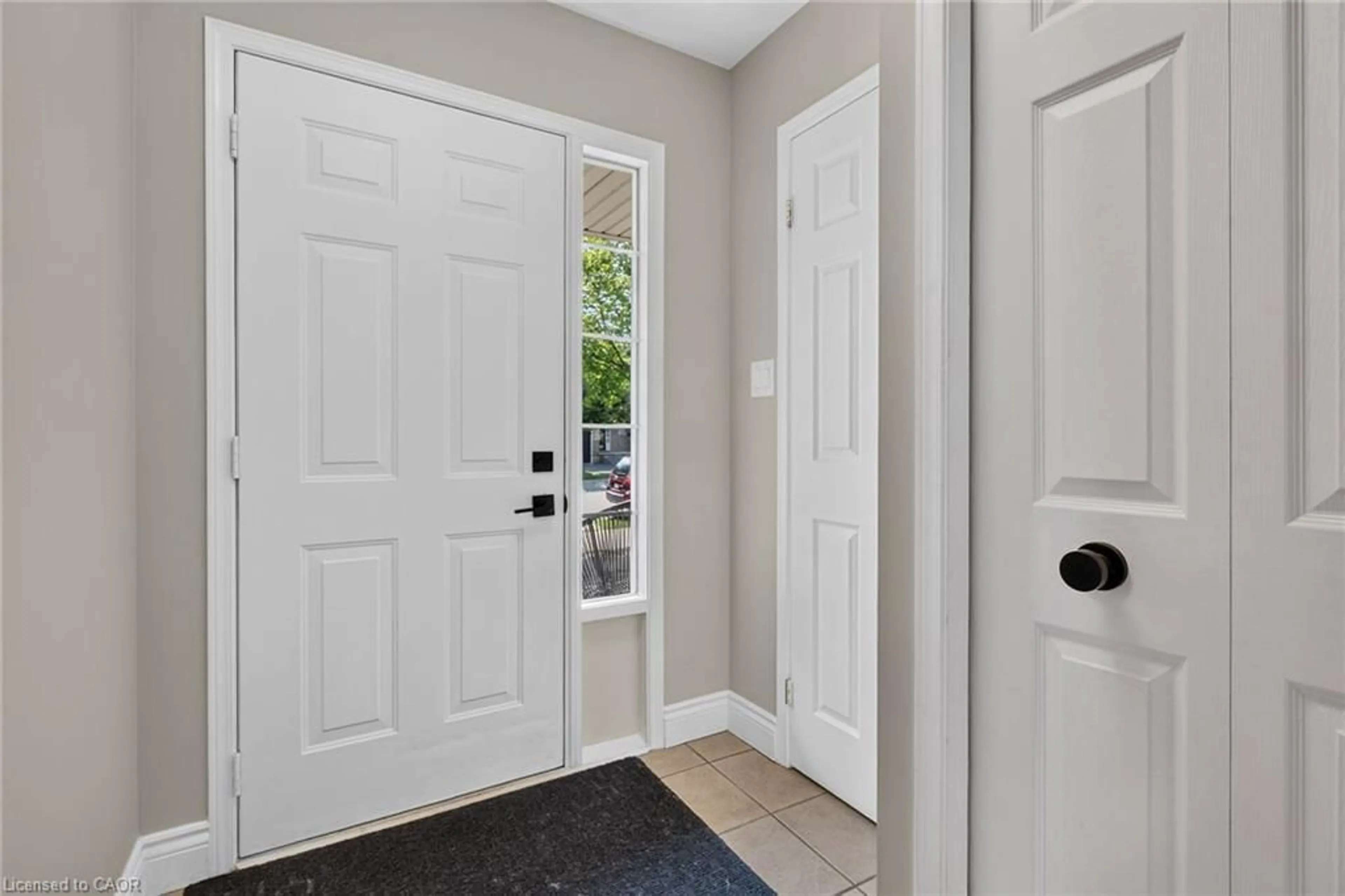 Indoor entryway for 226 Dicenzo Dr, Hamilton Ontario L9B 2X7