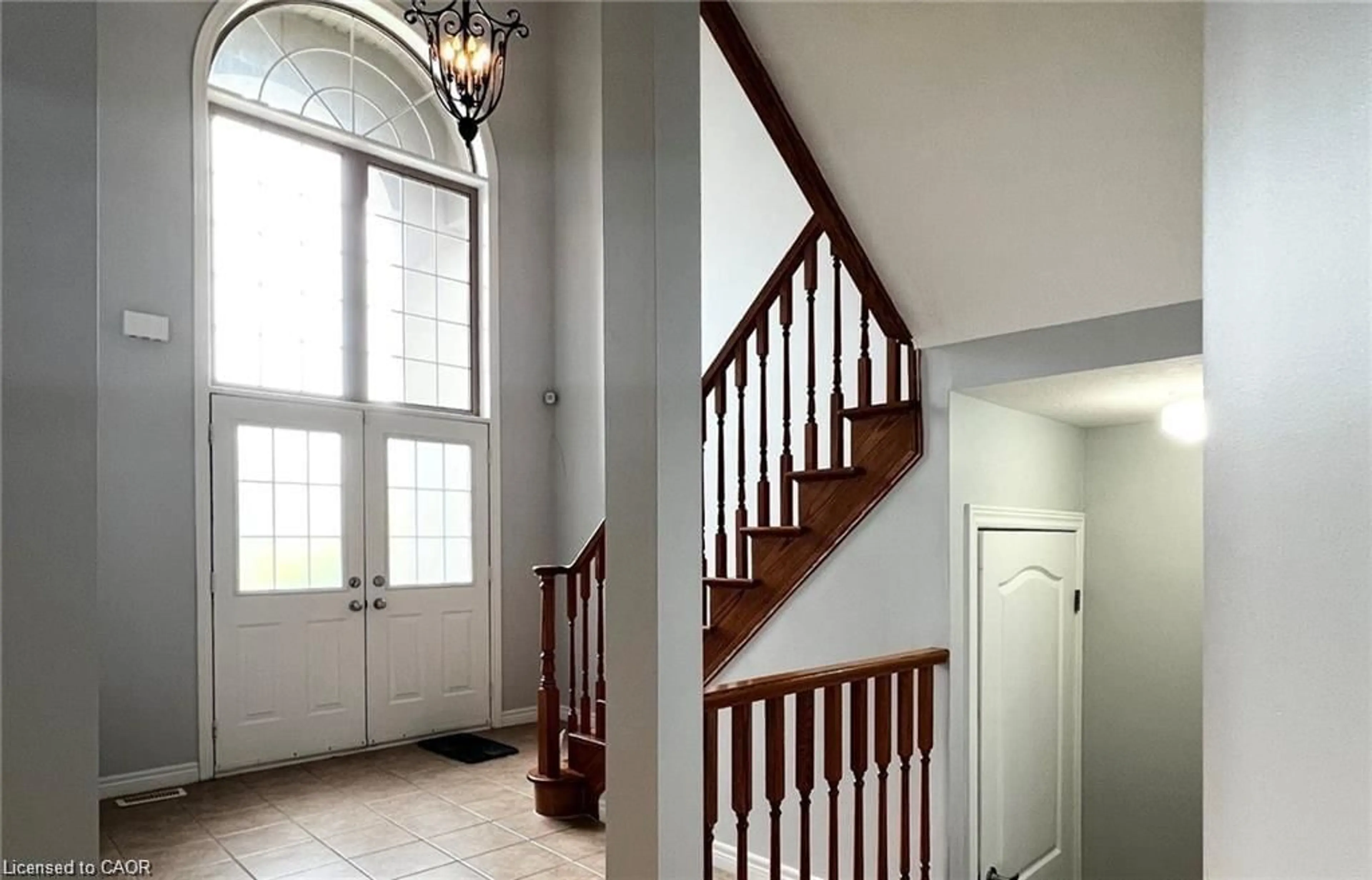 Indoor foyer for 11 Armour Cres, Ancaster Ontario L9K 1S1