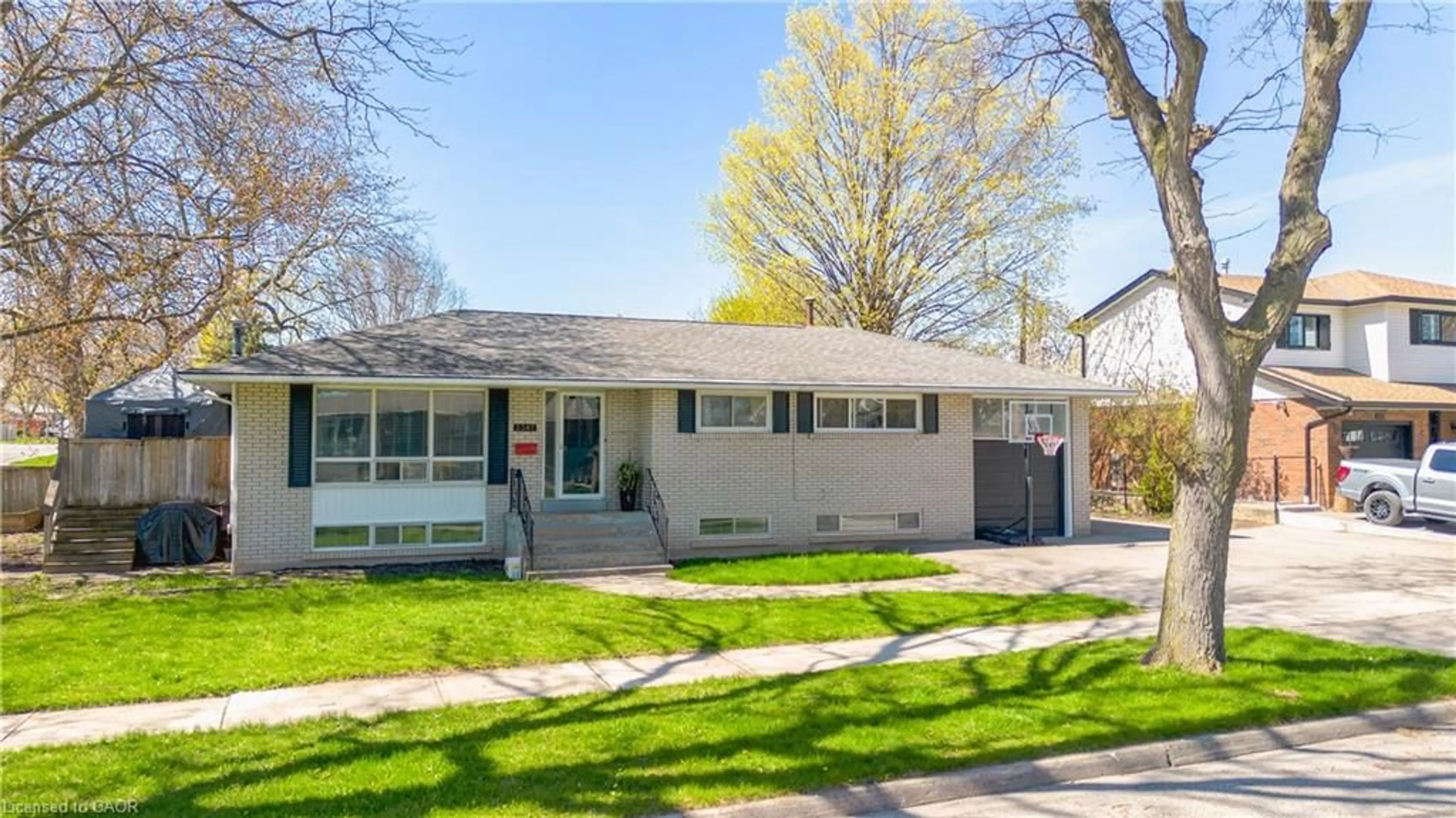Home with vinyl exterior material, street for Ave, Burlington Ontario L7P 1G5
