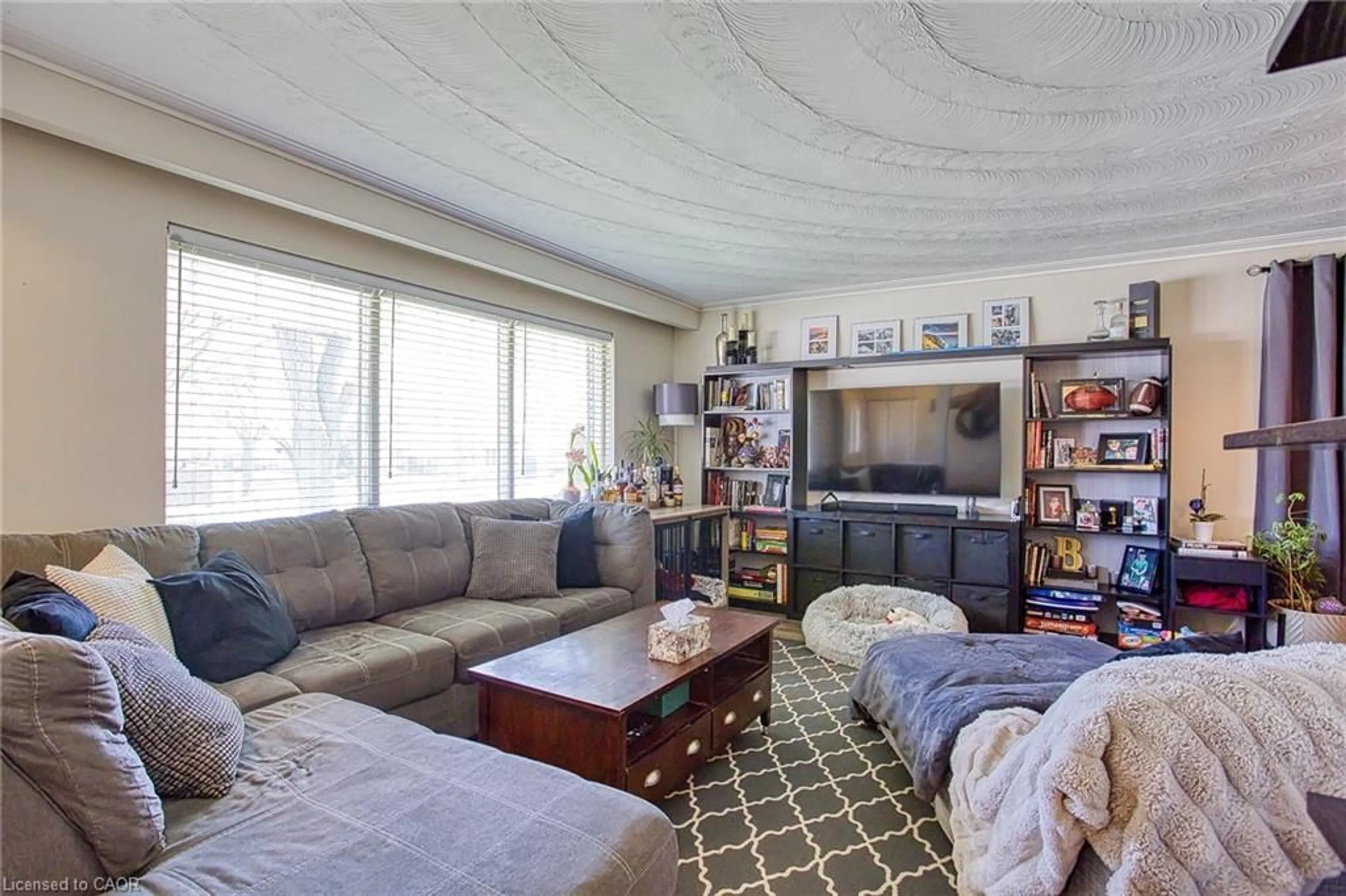 Living room with furniture, unknown for Ave, Burlington Ontario L7P 1G5