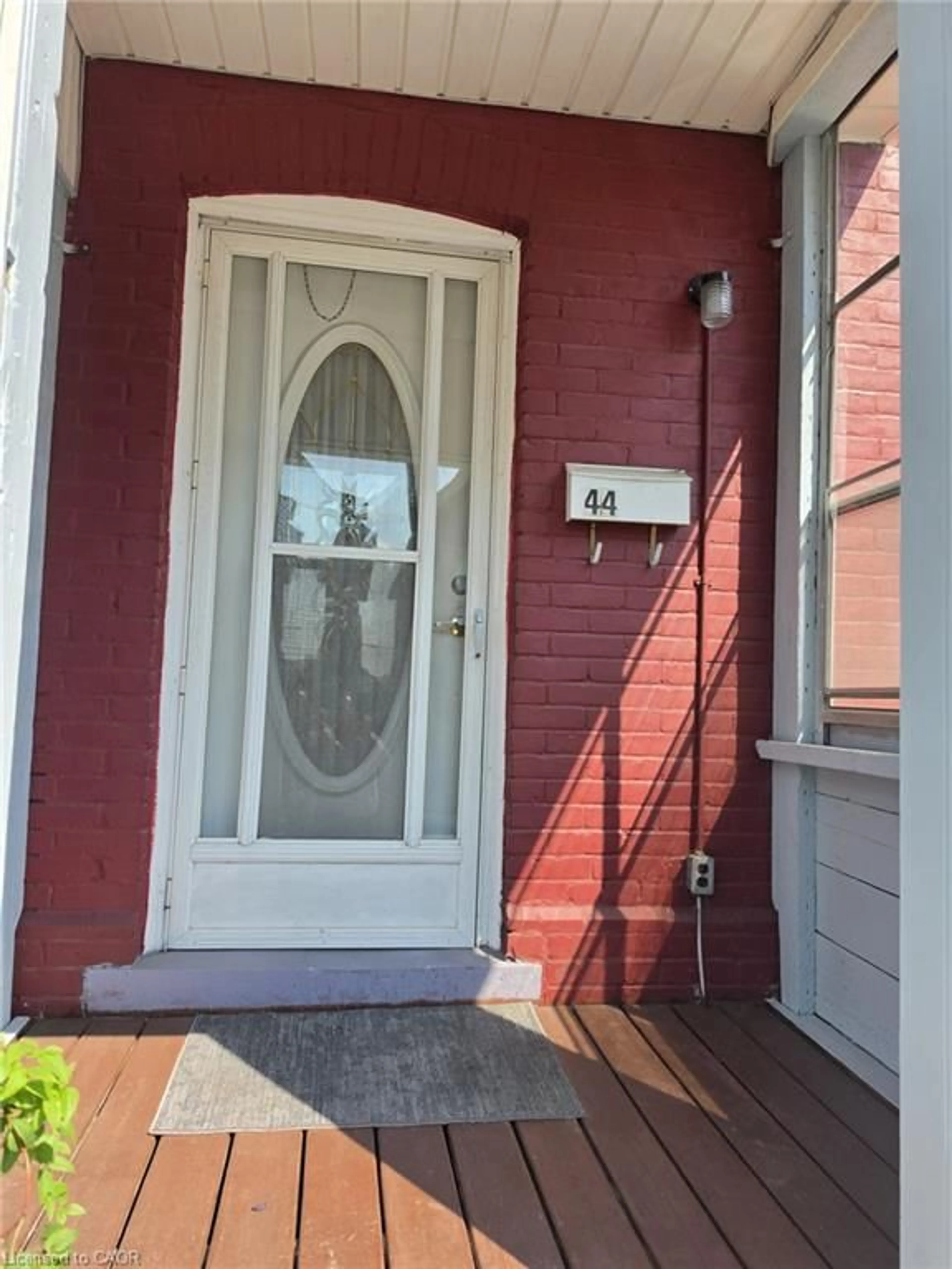 Indoor entryway for Ave, Hamilton Ontario L8L 6C5