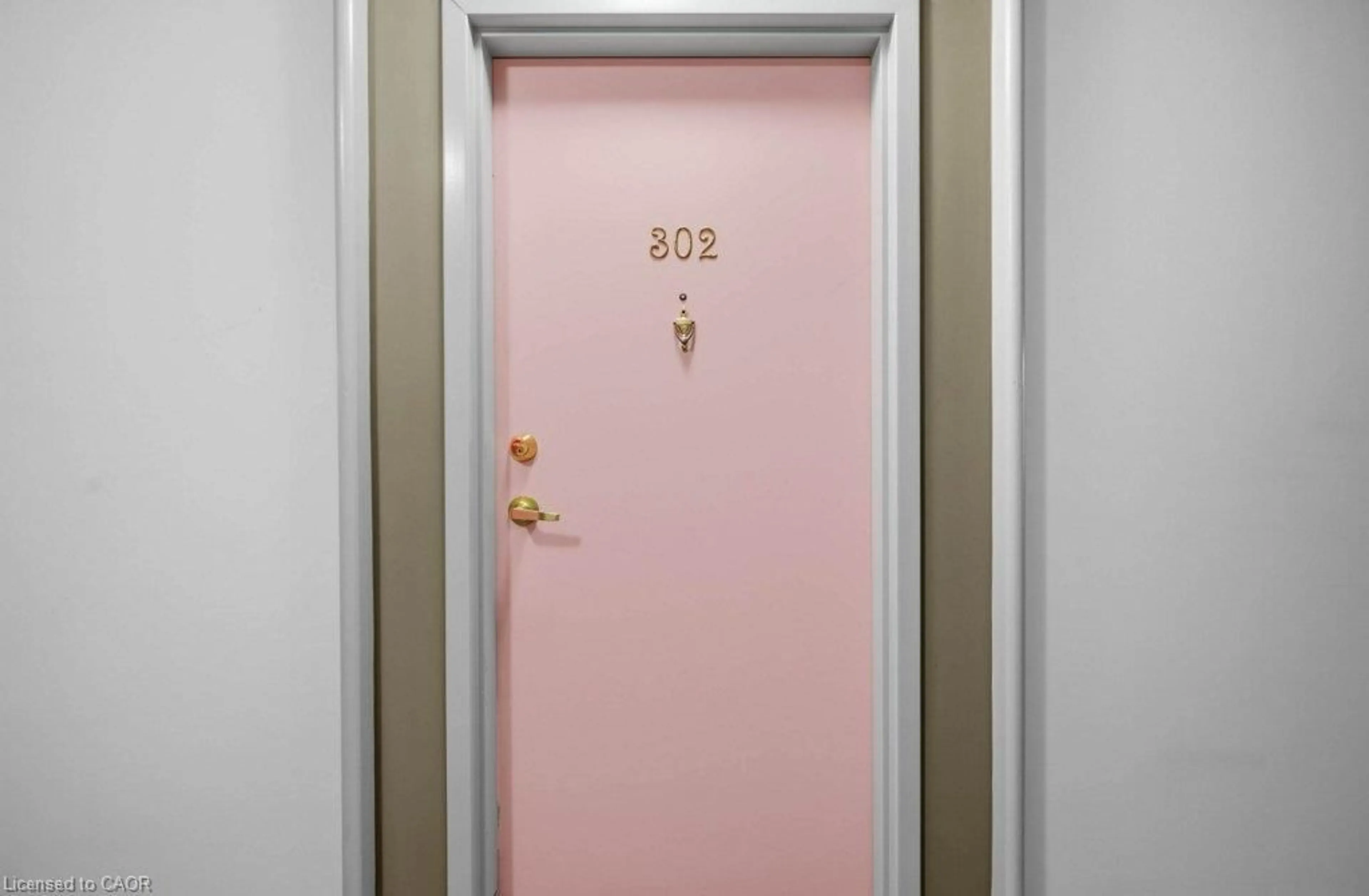 Indoor entryway for 1414 King St #302, Kitchener Ontario N2G 4T8