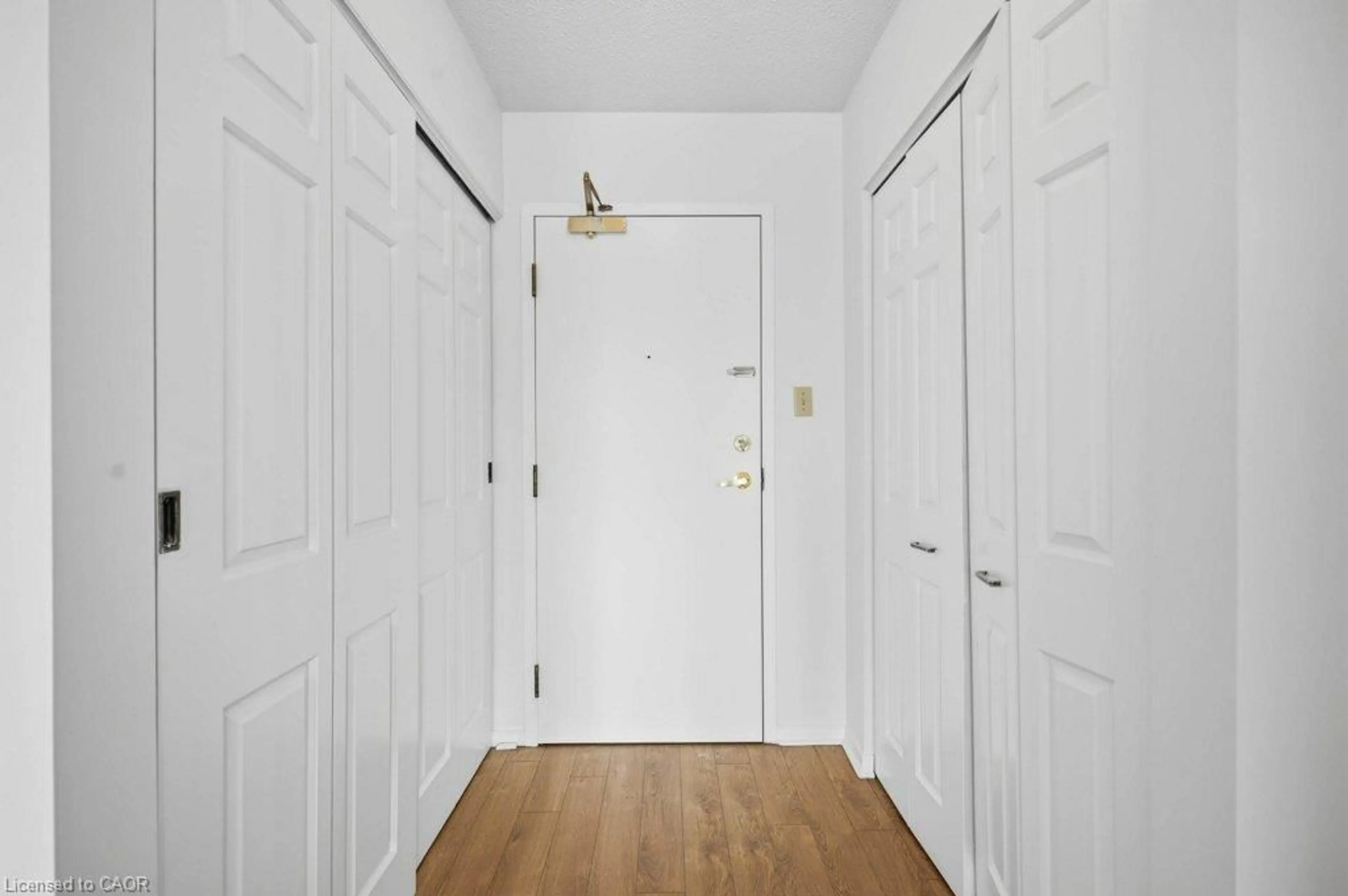 Indoor foyer for 1414 King St #302, Kitchener Ontario N2G 4T8