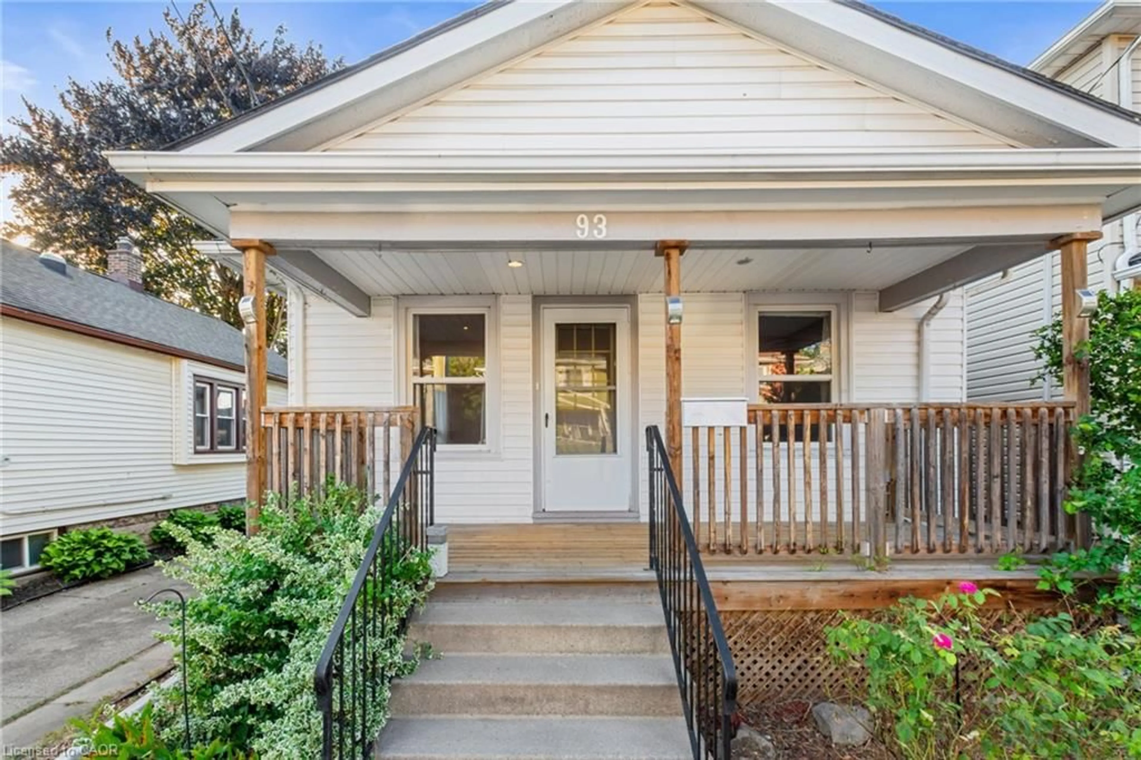 Home with vinyl exterior material, street for 93 Sherwood Ave, St. Catharines Ontario L2R 1X4