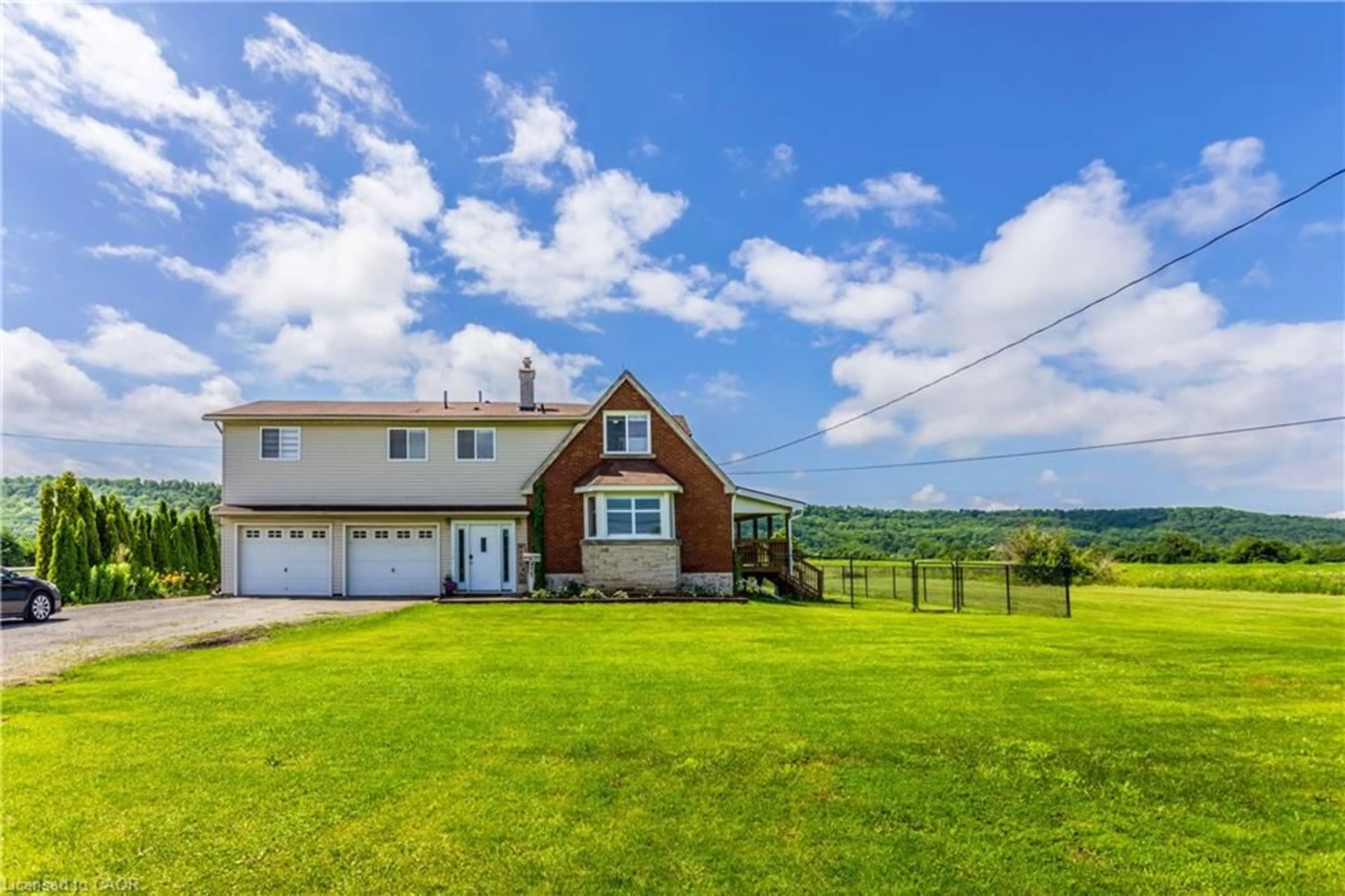 A pic from outside/outdoor area/front of a property/back of a property/a pic from drone, water/lake/river/ocean view for 475 Main St, Grimsby Ontario L3M 1T4