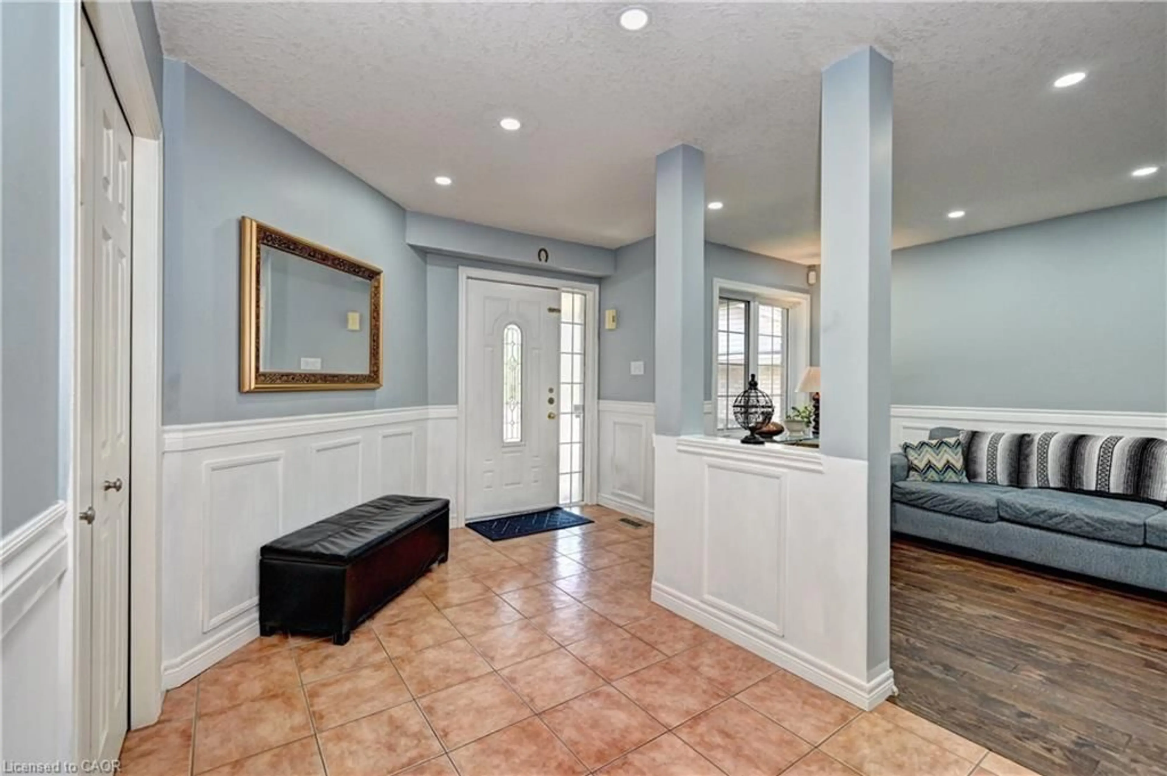 Indoor foyer for Dr, Kitchener Ontario N2P 2S3