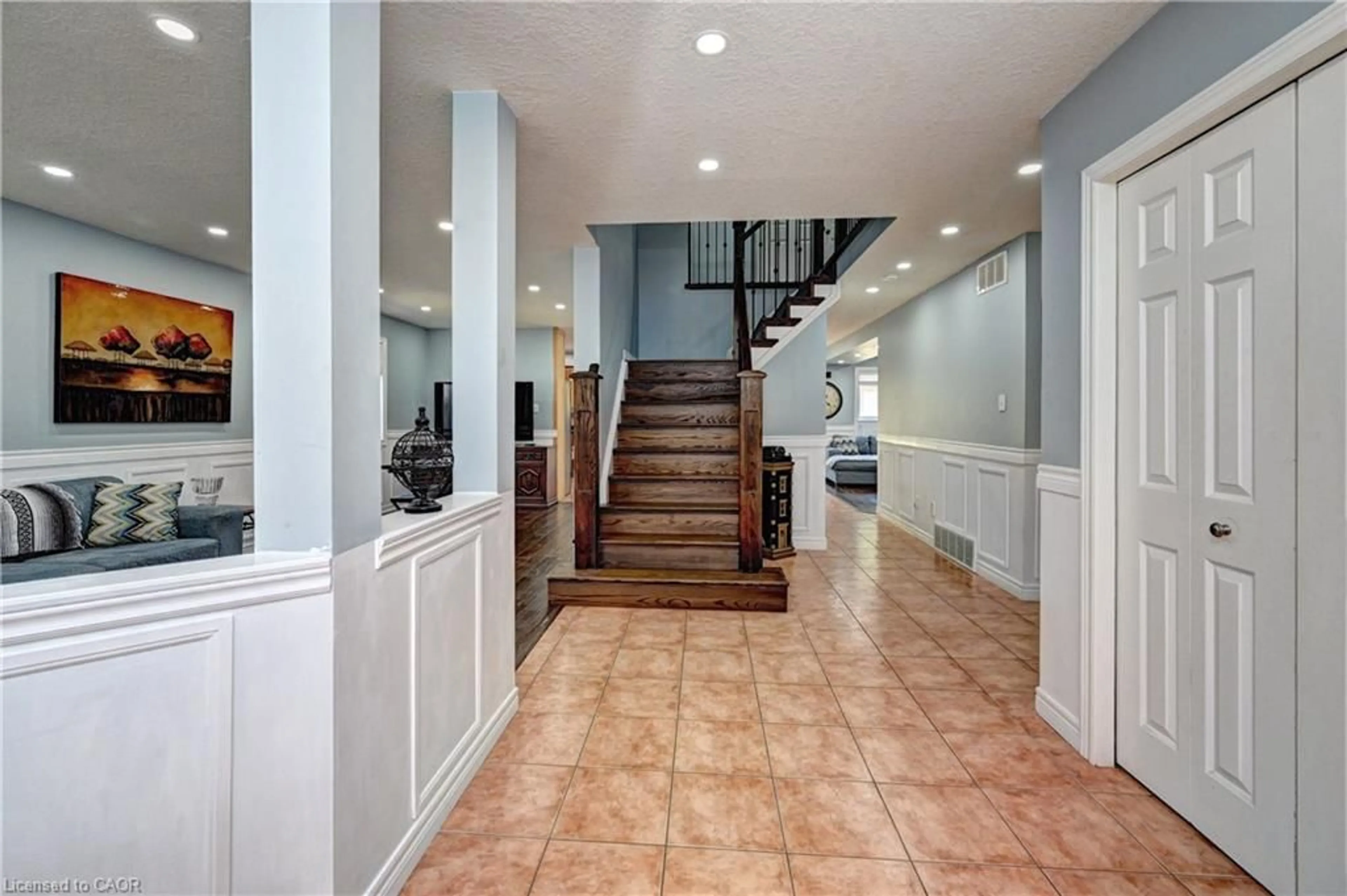 Indoor foyer for Dr, Kitchener Ontario N2P 2S3