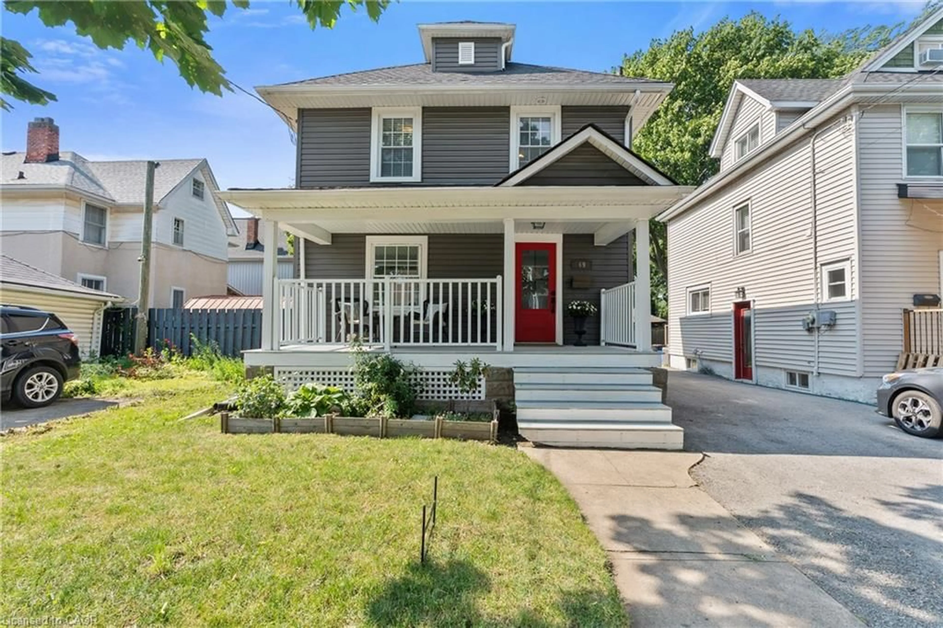 Home with vinyl exterior material, street for Ave, St. Catharines Ontario L2R 2E8