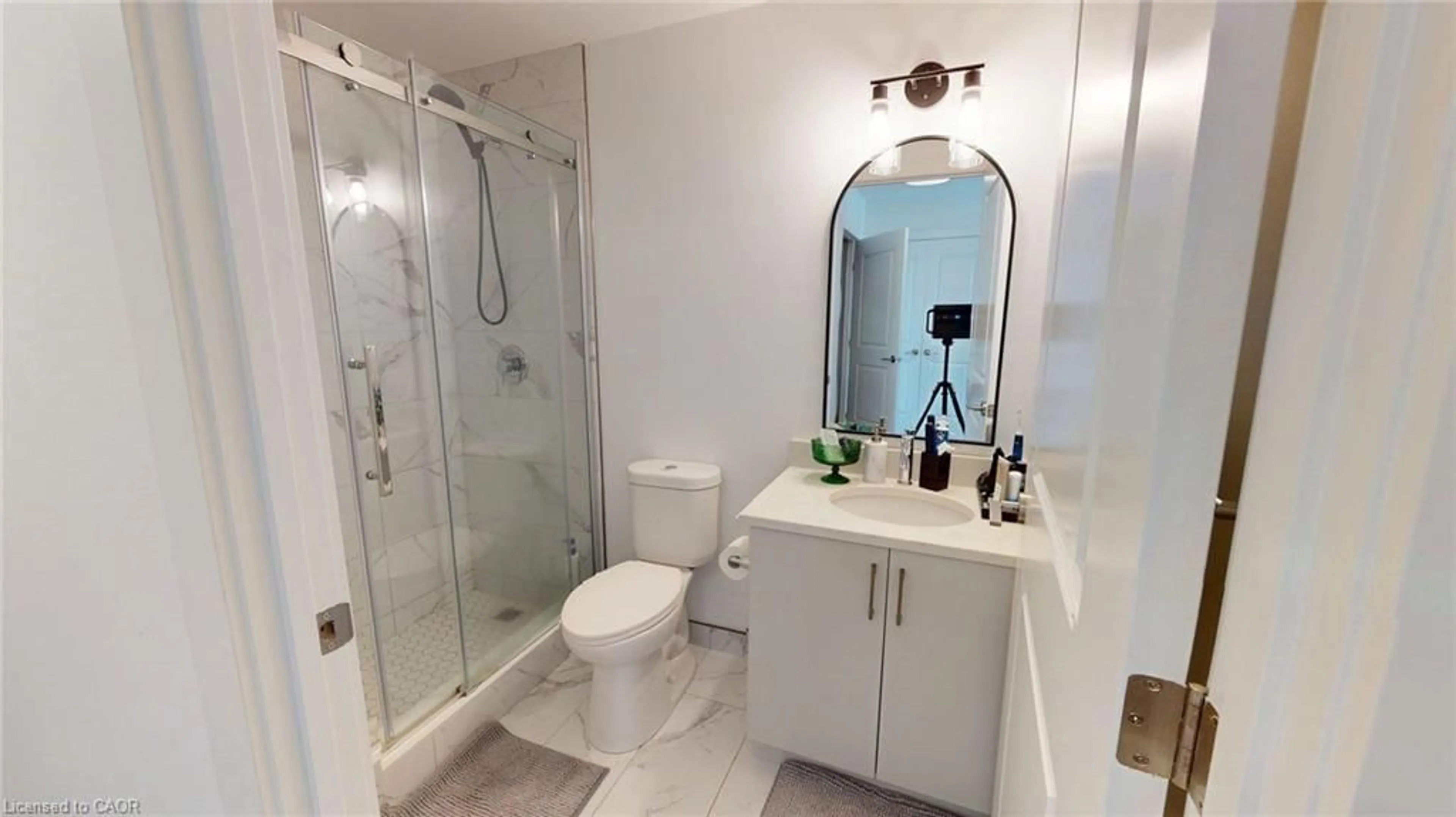 Standard bathroom, ceramic/tile floor for 181 King St #1111, Waterloo Ontario N2J 0E7