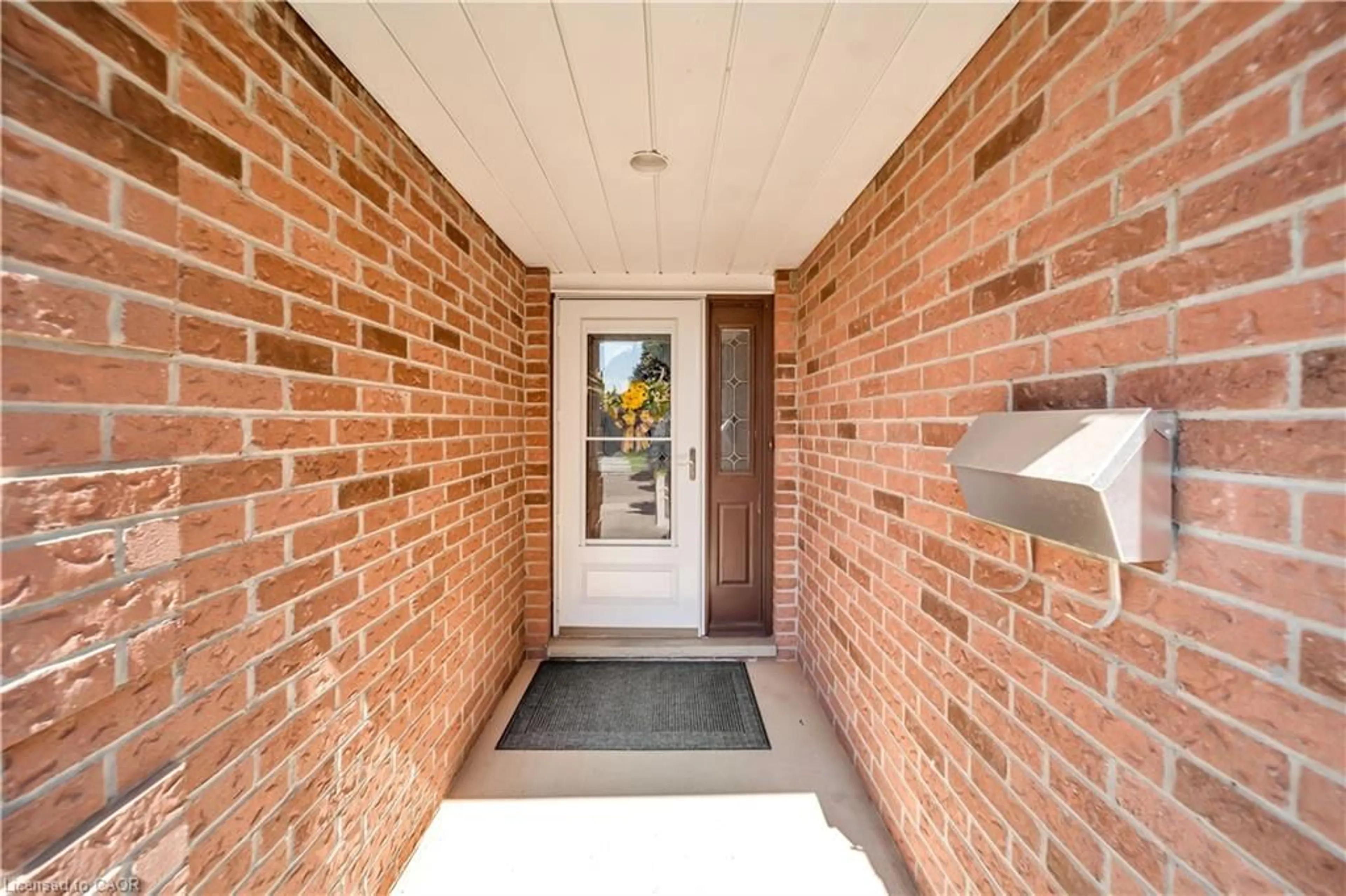 Indoor entryway for 43 Hobart Cres, Brantford Ontario N3P 1V5