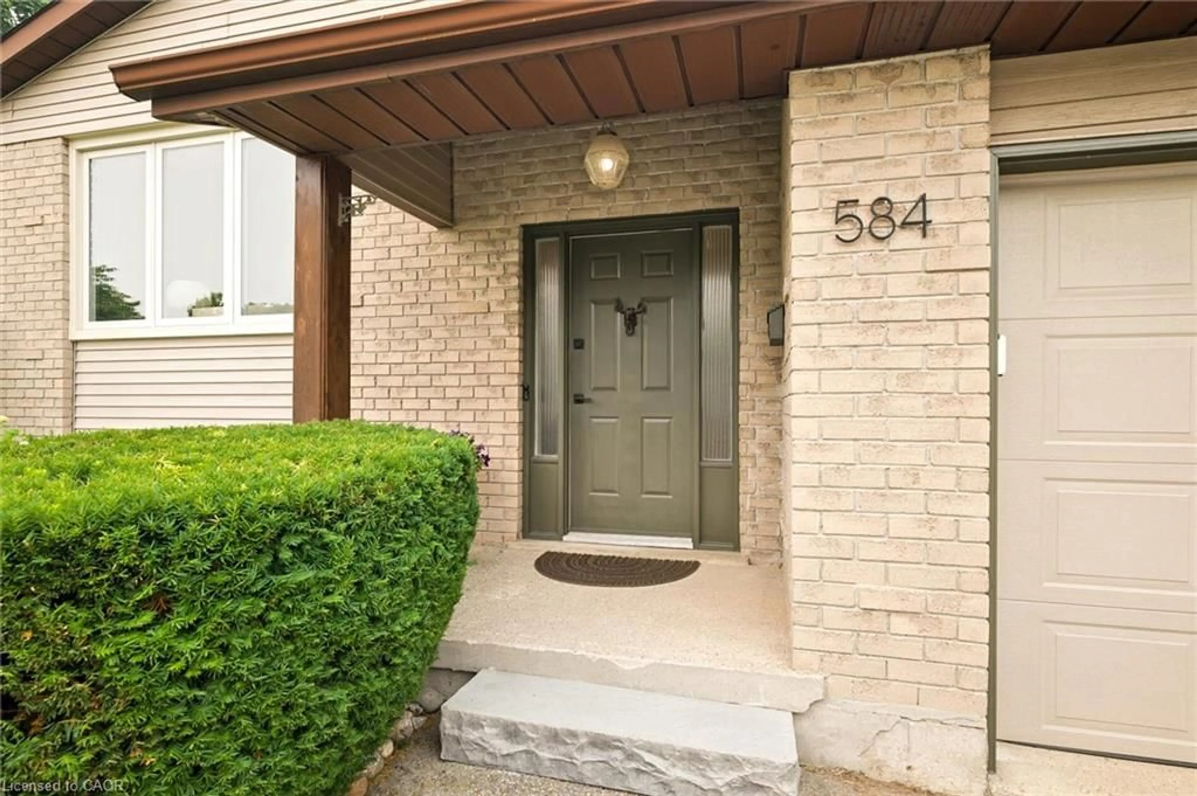 Indoor entryway for 584 Westvale Dr, Waterloo Ontario N2T 1K2
