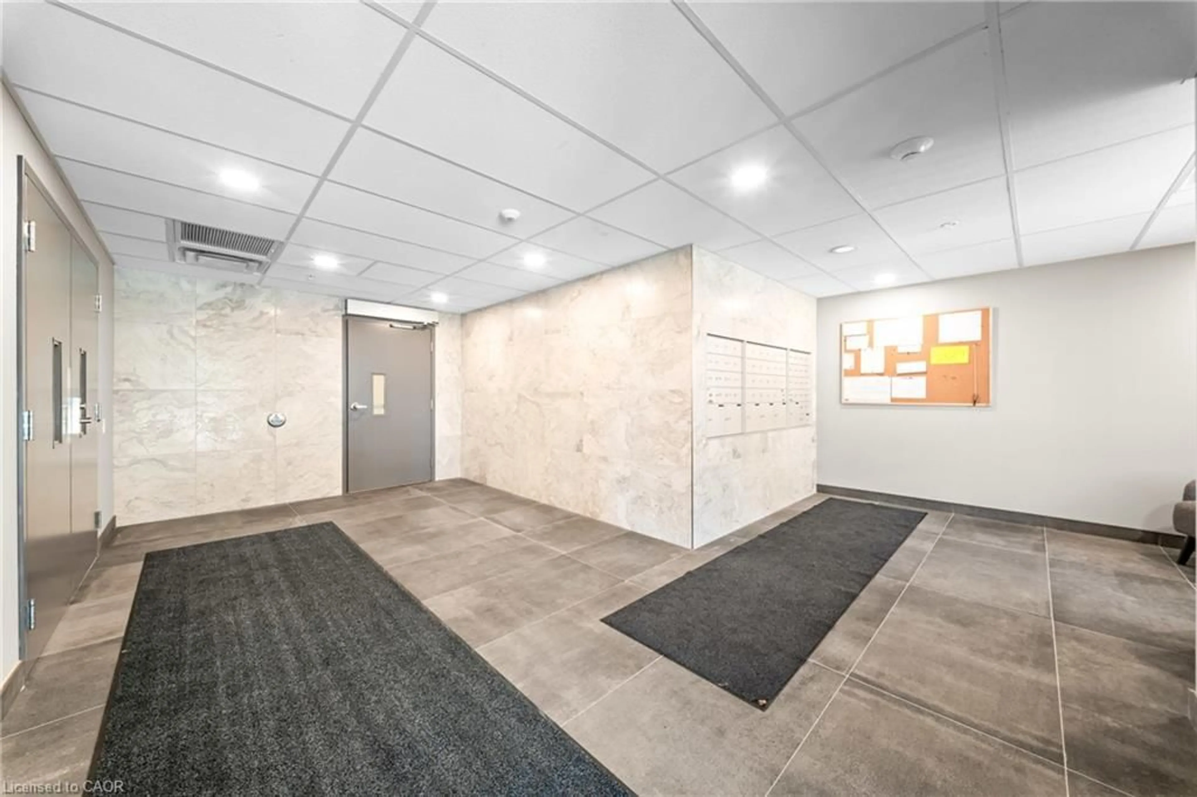 Indoor foyer for 99B Farley Rd #304, Fergus Ontario N1M 0K5