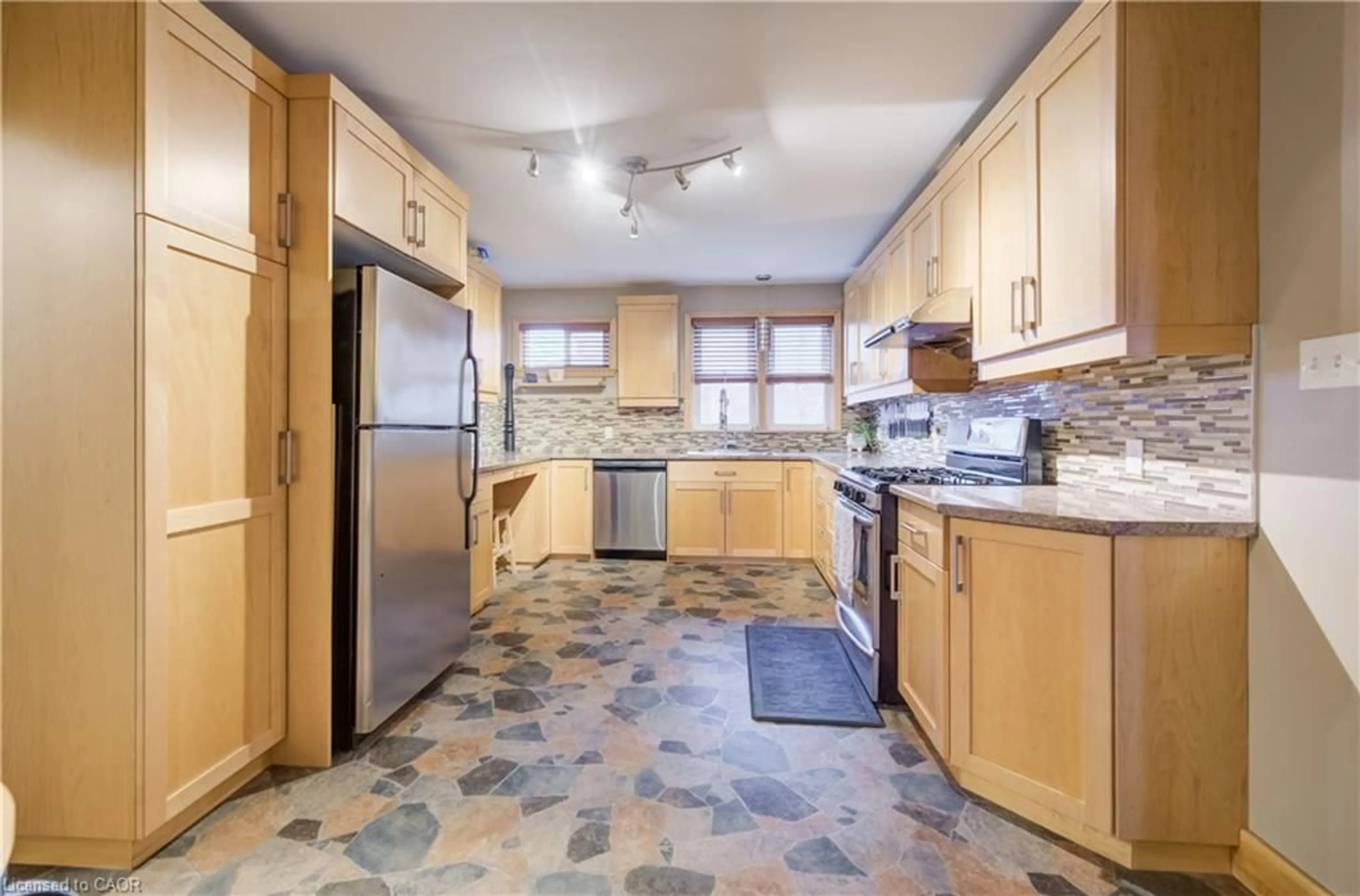 Standard kitchen, ceramic/tile floor for 1864 Coronation Blvd, Cambridge Ontario N3H 3S2