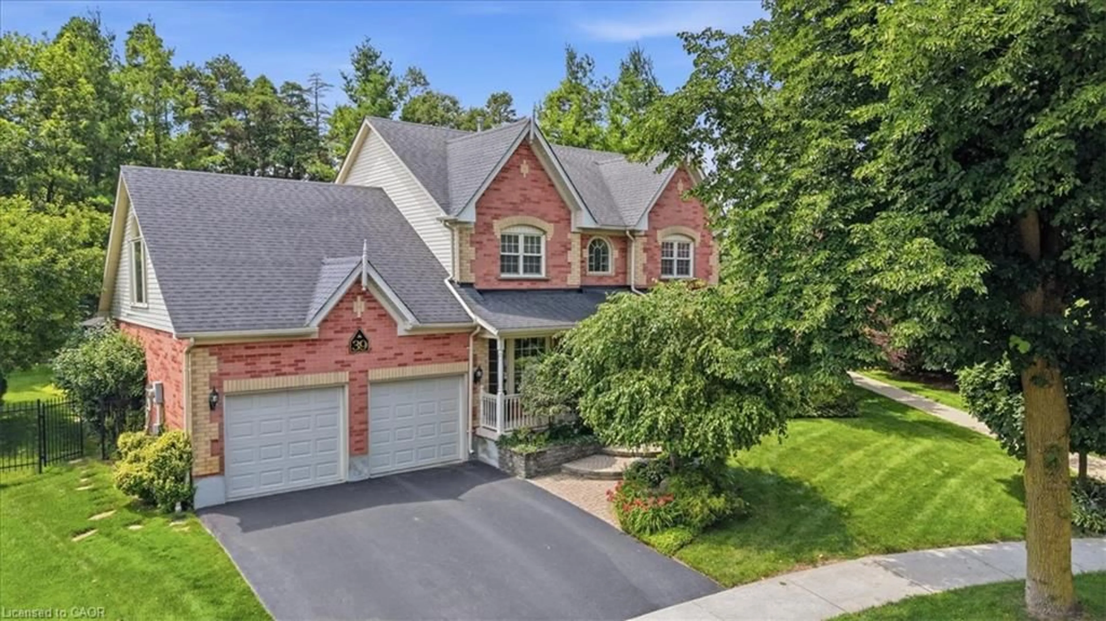 A pic from outside/outdoor area/front of a property/back of a property/a pic from drone, street for 39 Everwood Run, Kitchener Ontario N2P 2B1