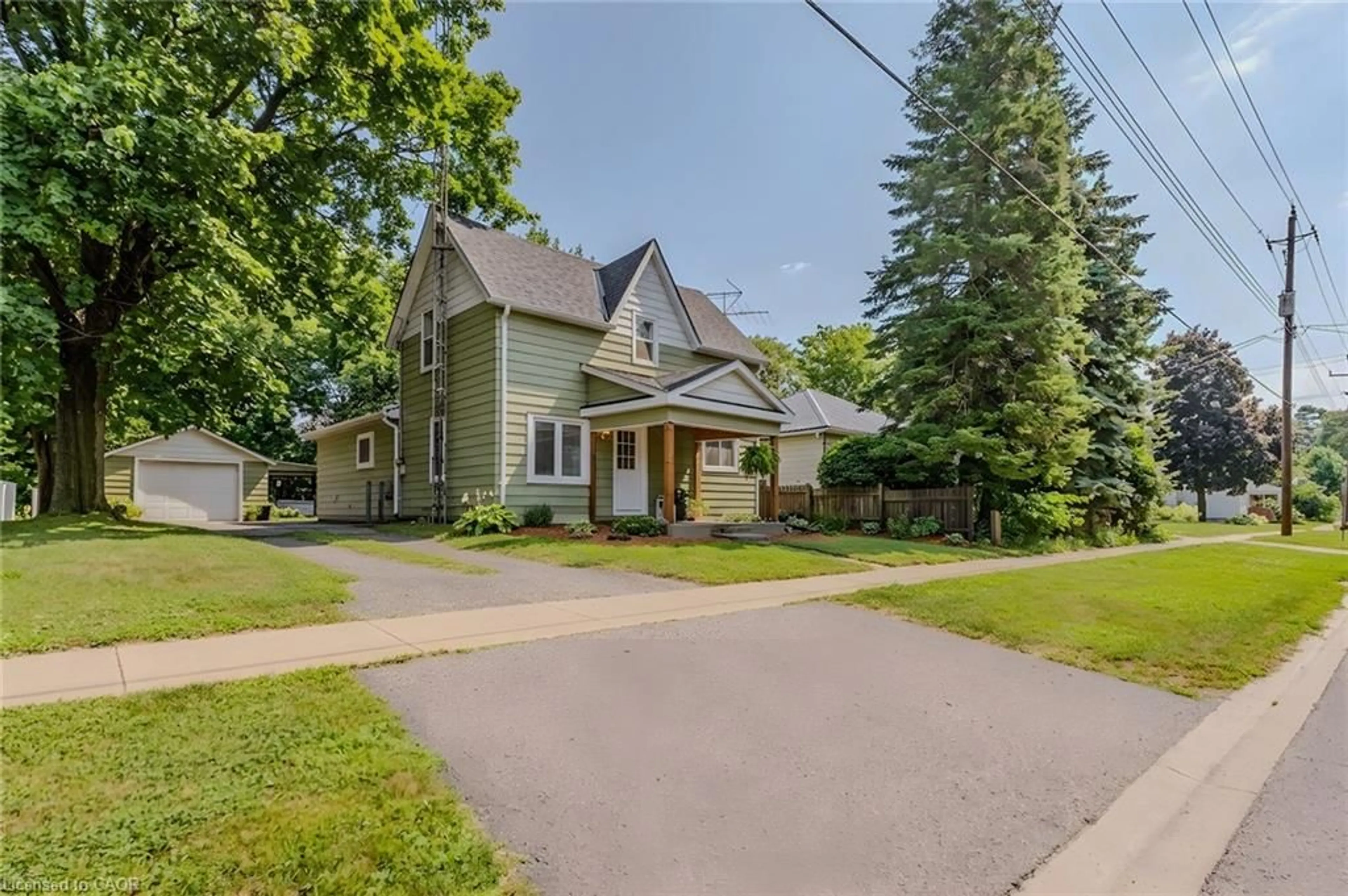 A pic from outside/outdoor area/front of a property/back of a property/a pic from drone, street for 79 Mechanic St, Waterford Ontario N0E 1Y0