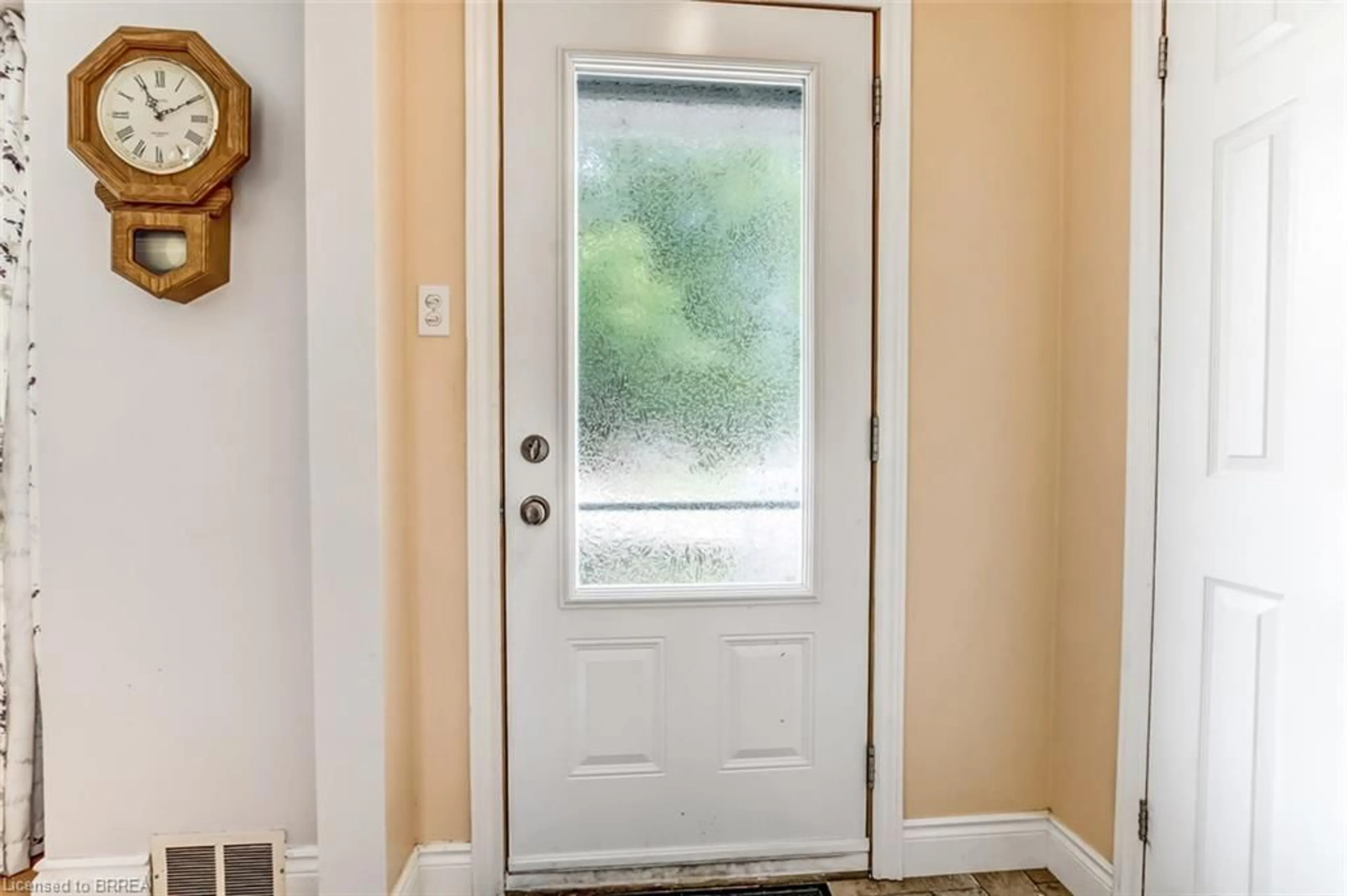 Indoor entryway for 393 Marlborough St, Brantford Ontario N3S 4V4