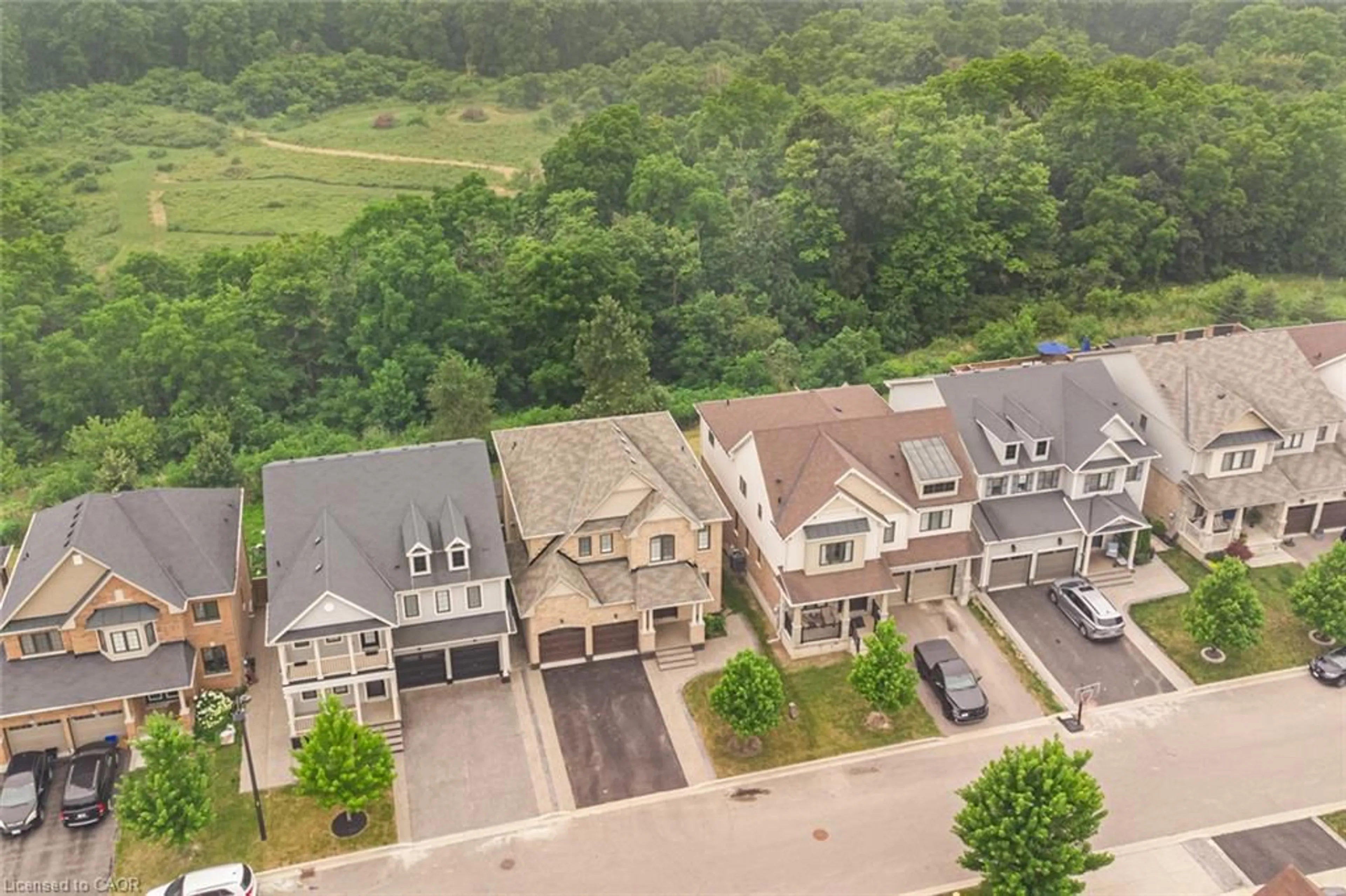 A pic from outside/outdoor area/front of a property/back of a property/a pic from drone, street for 31 Larry Cres, Caledonia Ontario N3W 0B4