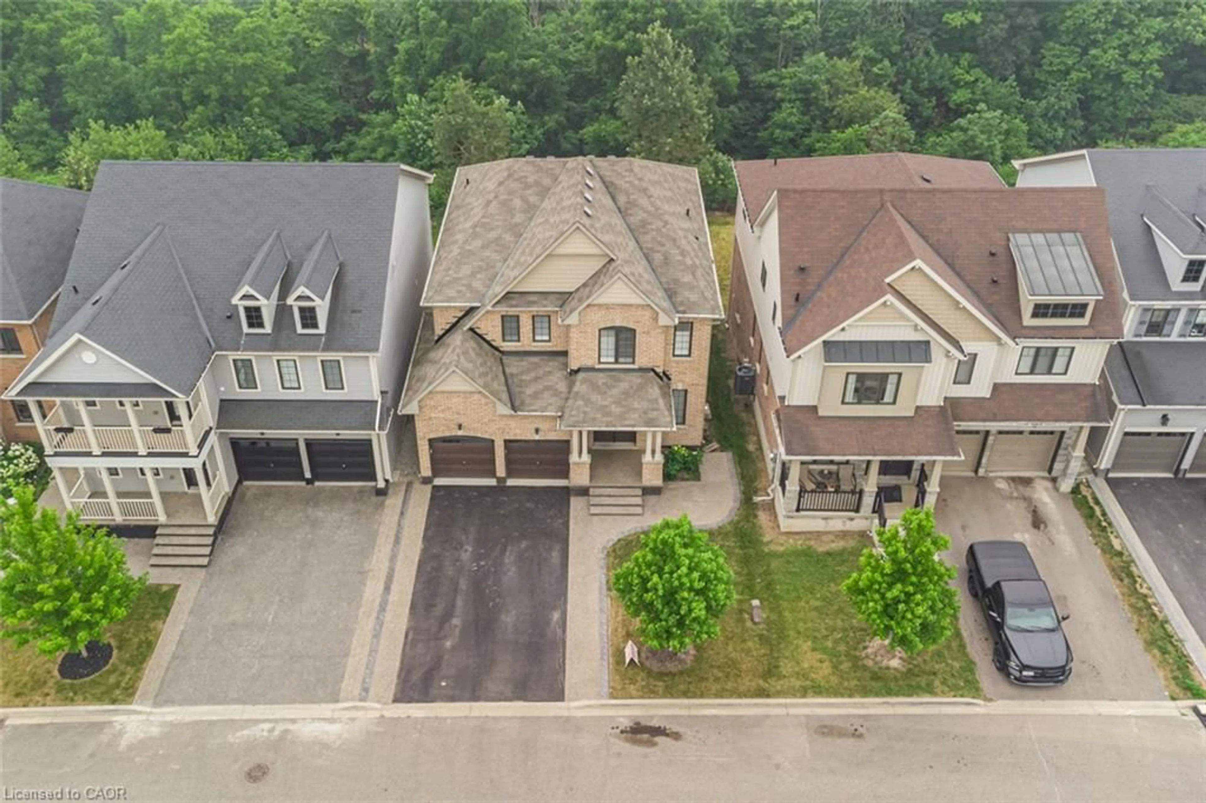 A pic from outside/outdoor area/front of a property/back of a property/a pic from drone, street for 31 Larry Cres, Caledonia Ontario N3W 0B4