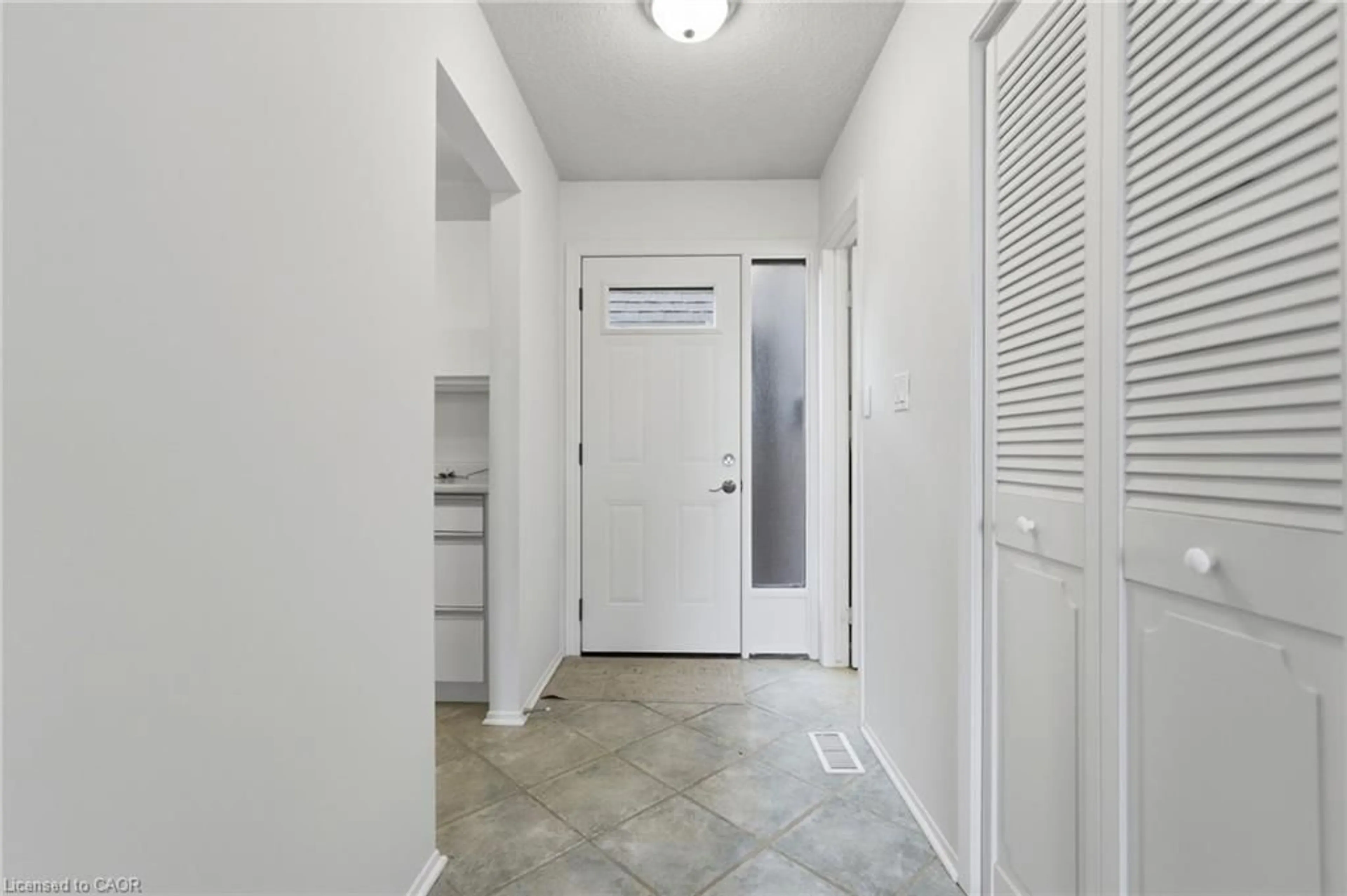 Indoor entryway for Rd, St. Catharines Ontario L2N 6N6