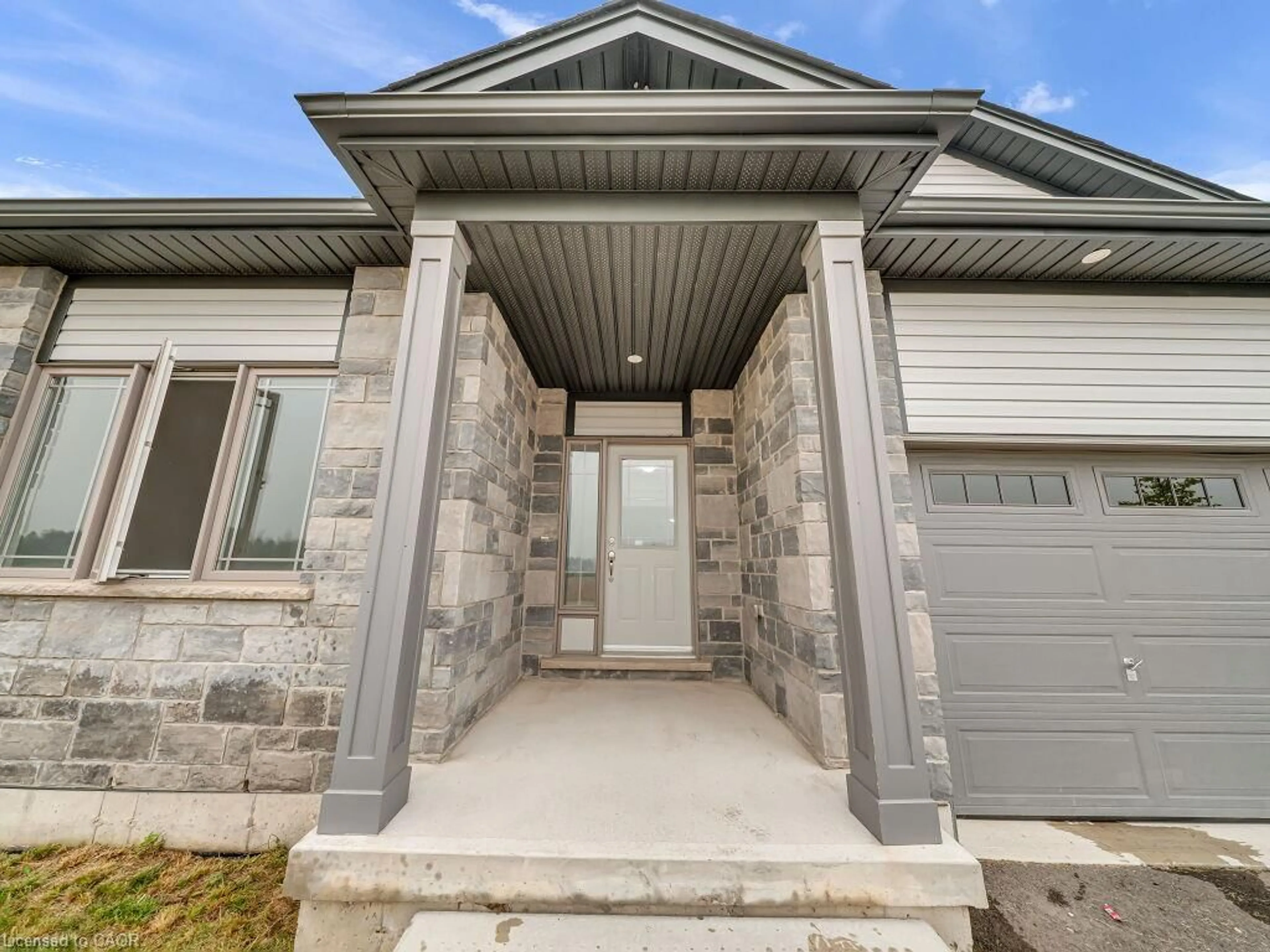 Indoor entryway for 138 Saunders St, Atwood Ontario N0G 1B0