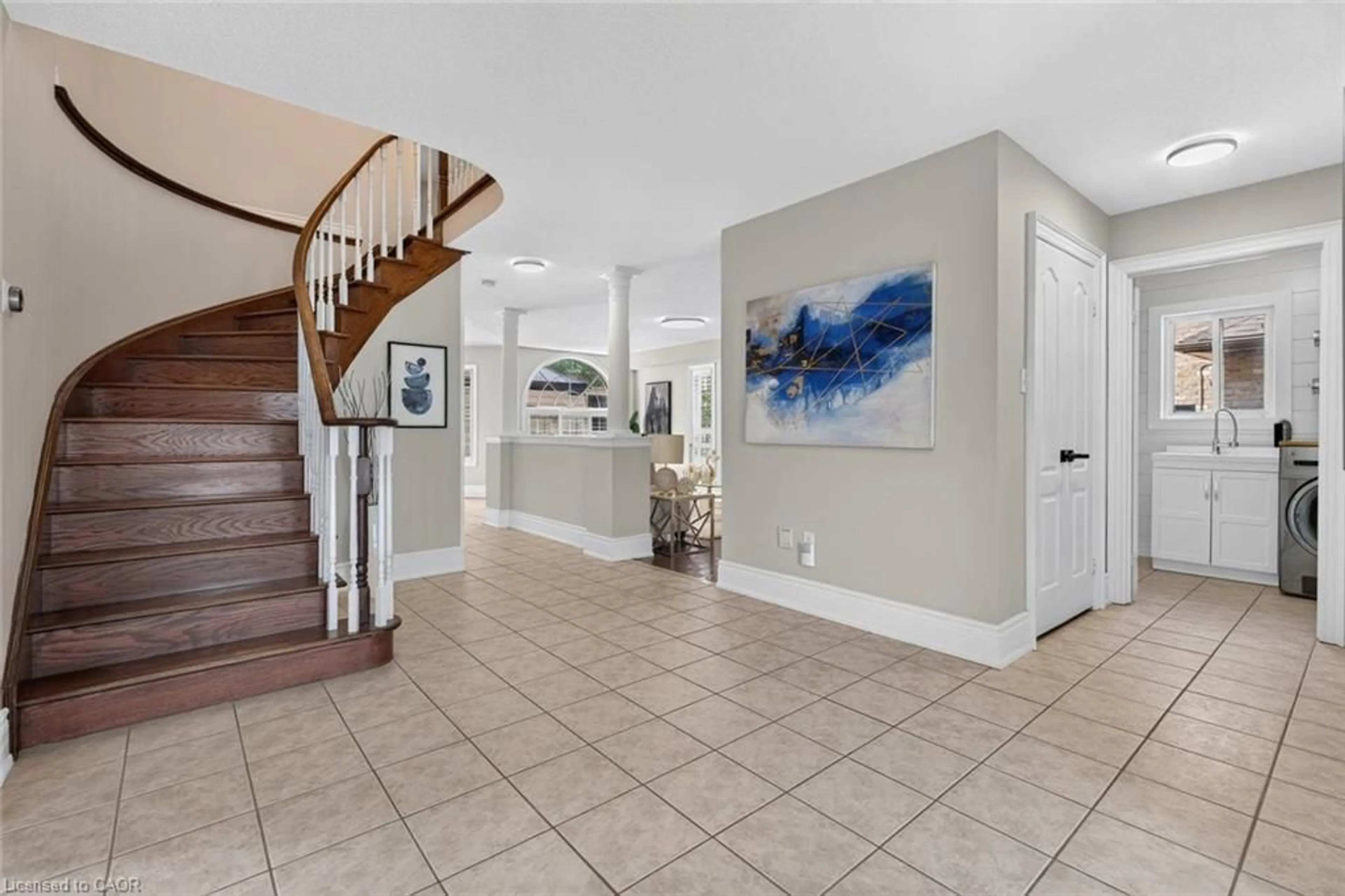 Indoor foyer for 10 Rebecca Crt, Barrie Ontario L4N 0V5