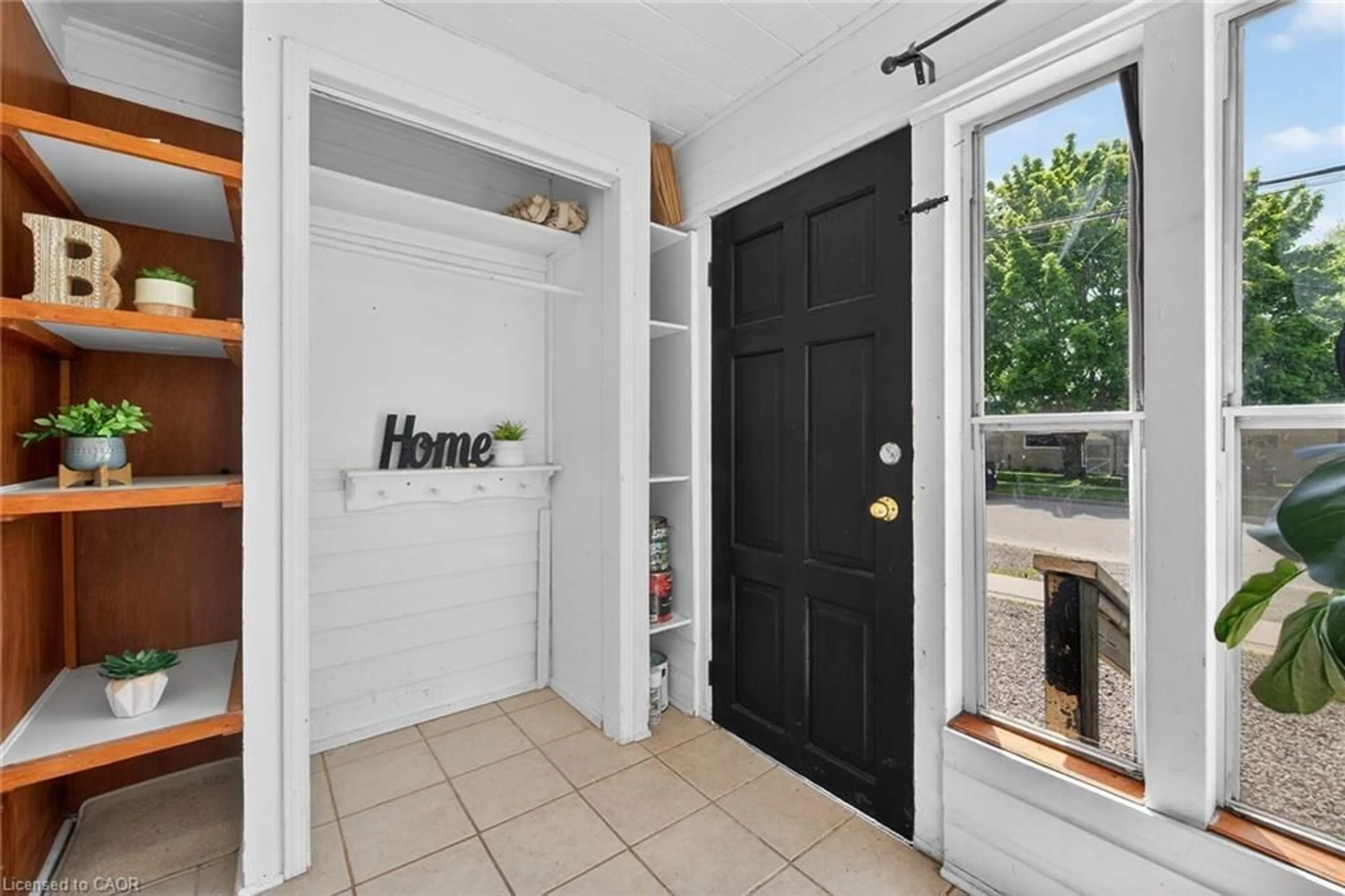 Indoor entryway for 3824 Roxborough Ave, Crystal Beach Ontario L0S 1B0