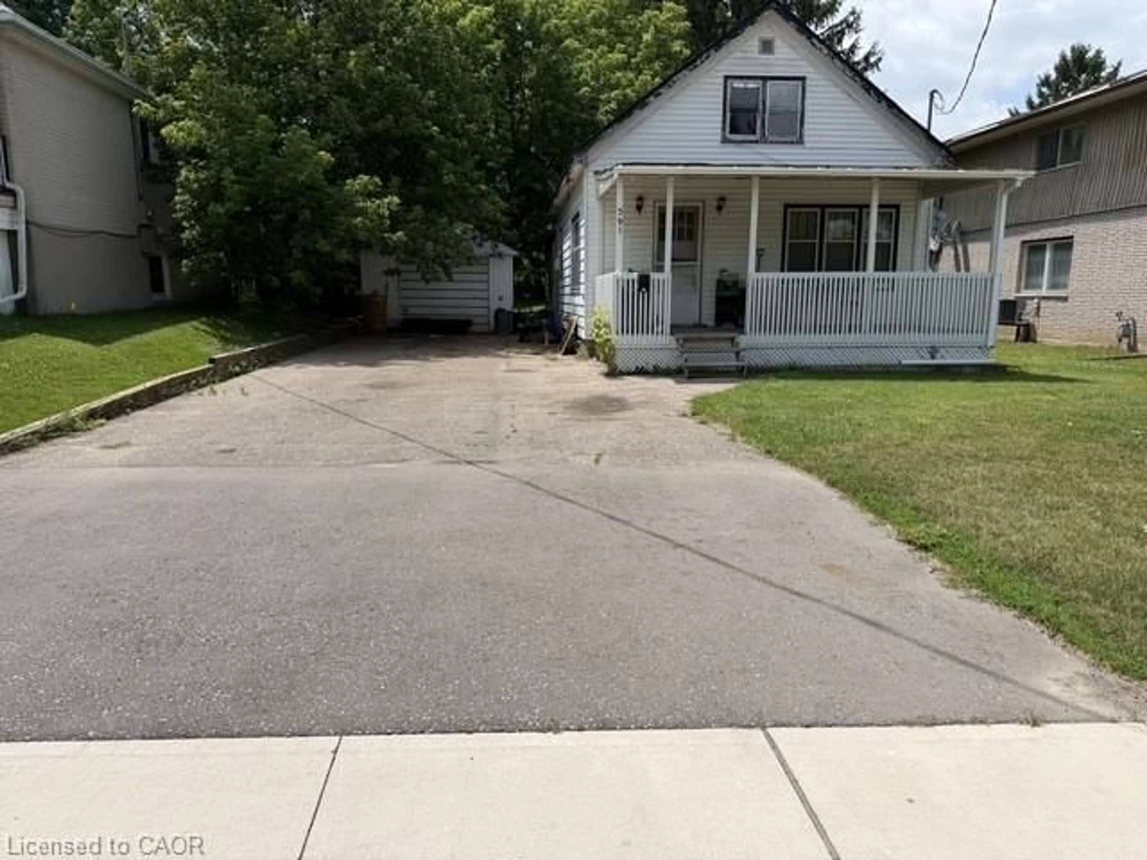 A pic from outside/outdoor area/front of a property/back of a property/a pic from drone, street for 391 Lawrence Ave, Kitchener Ontario N2M 1Y7