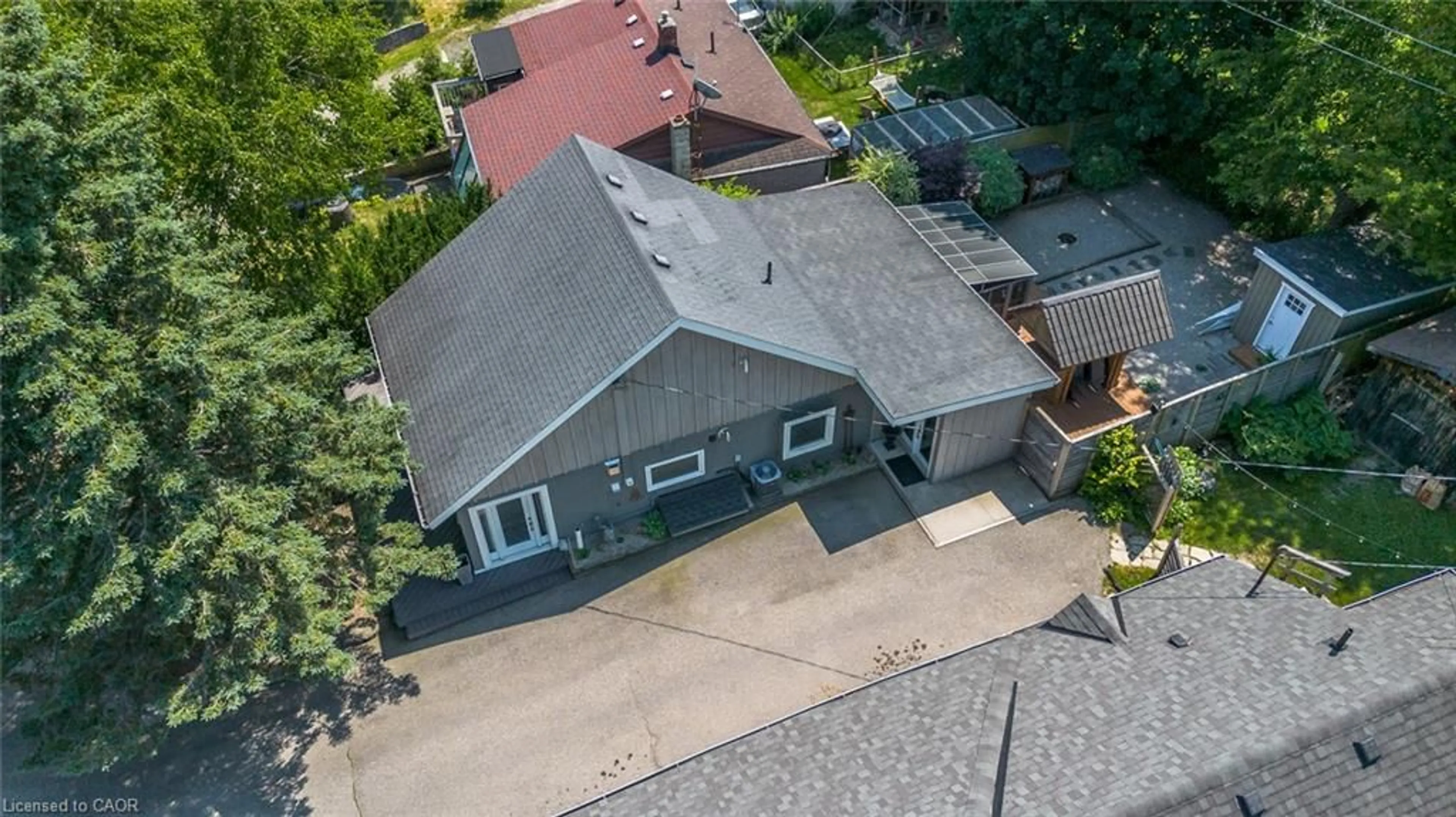 A pic from outside/outdoor area/front of a property/back of a property/a pic from drone, street for 15 Poplar Trail, Puslinch Ontario N3C 2V4