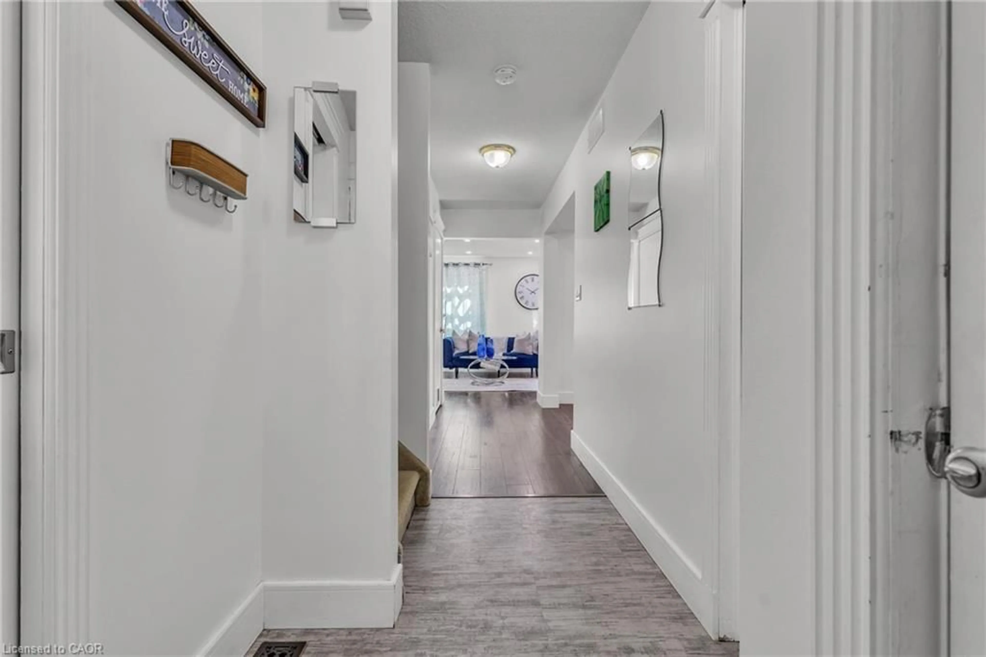 Indoor foyer for 425 Erinbrook Dr, Kitchener Ontario N2E 3S4