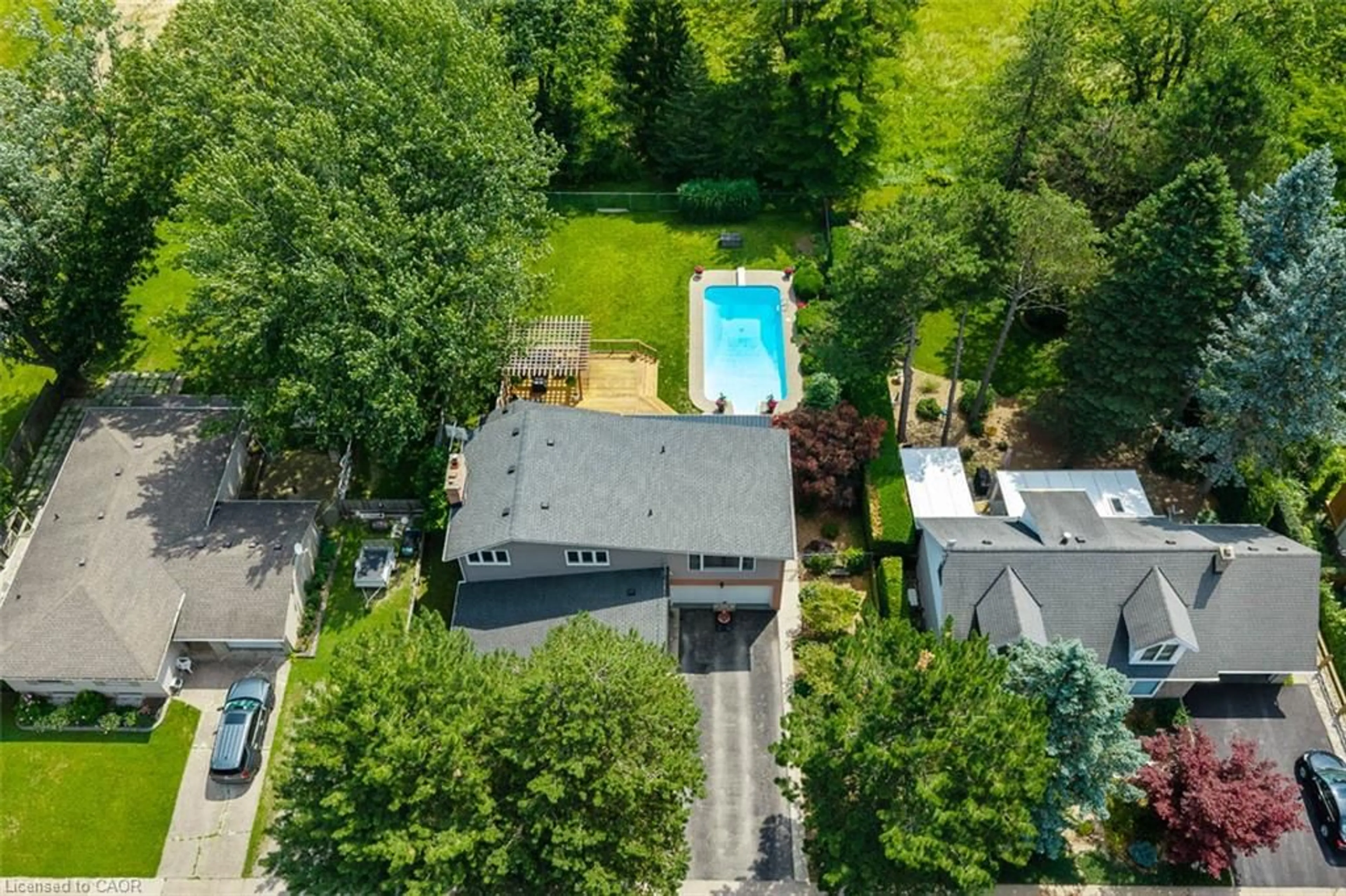 A pic from outside/outdoor area/front of a property/back of a property/a pic from drone, street for 9 Stella St, Pelham Ontario L3E 0T6