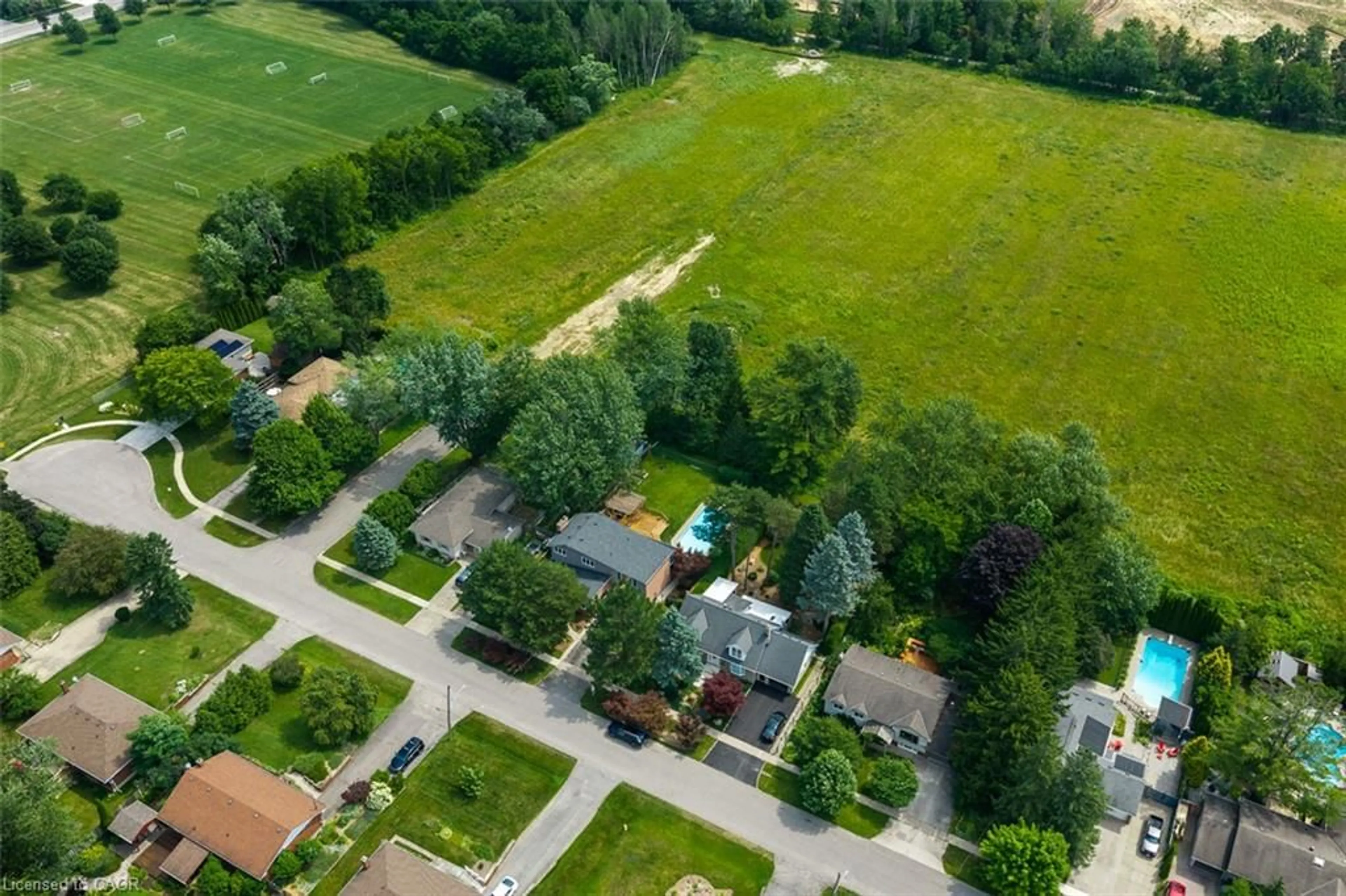 A pic from outside/outdoor area/front of a property/back of a property/a pic from drone, street for 9 Stella St, Pelham Ontario L3E 0T6